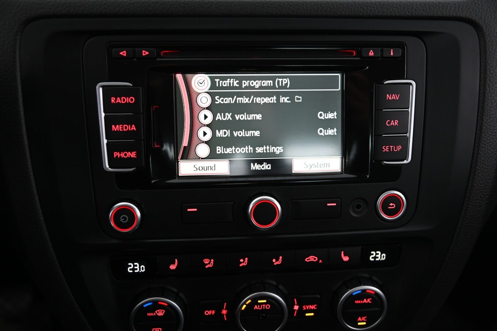 Volkswagen Jetta 2014 Hybrid 1,4 TSI 110 kW (150 hv) DSG-automaatti *Lohko / Navi / 2x Alut / Suomi-auto* - *Kahdet renkaat ja vanteet*