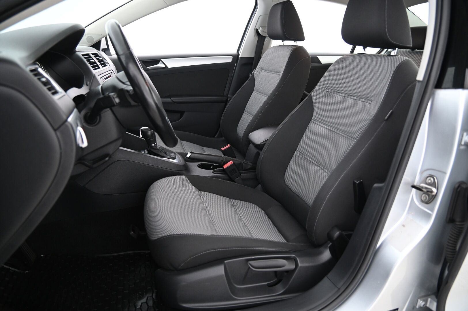 Volkswagen Jetta 2014 Hybrid 1,4 TSI 110 kW (150 hv) DSG-automaatti *Lohko / Navi / 2x Alut / Suomi-auto* - *Kahdet renkaat ja vanteet*