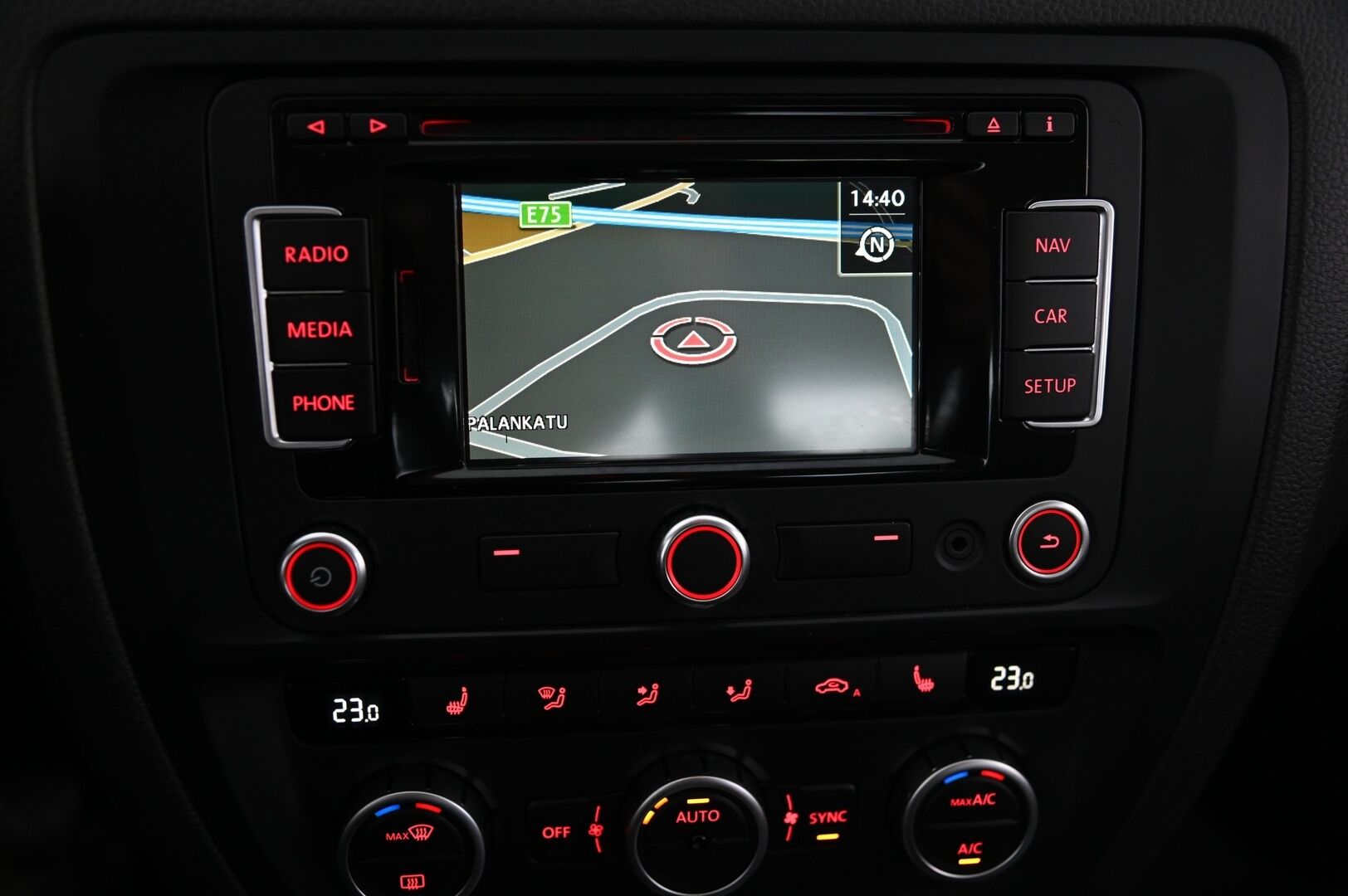 Volkswagen Jetta 2014 Hybrid 1,4 TSI 110 kW (150 hv) DSG-automaatti *Lohko / Navi / 2x Alut / Suomi-auto* - *Kahdet renkaat ja vanteet*