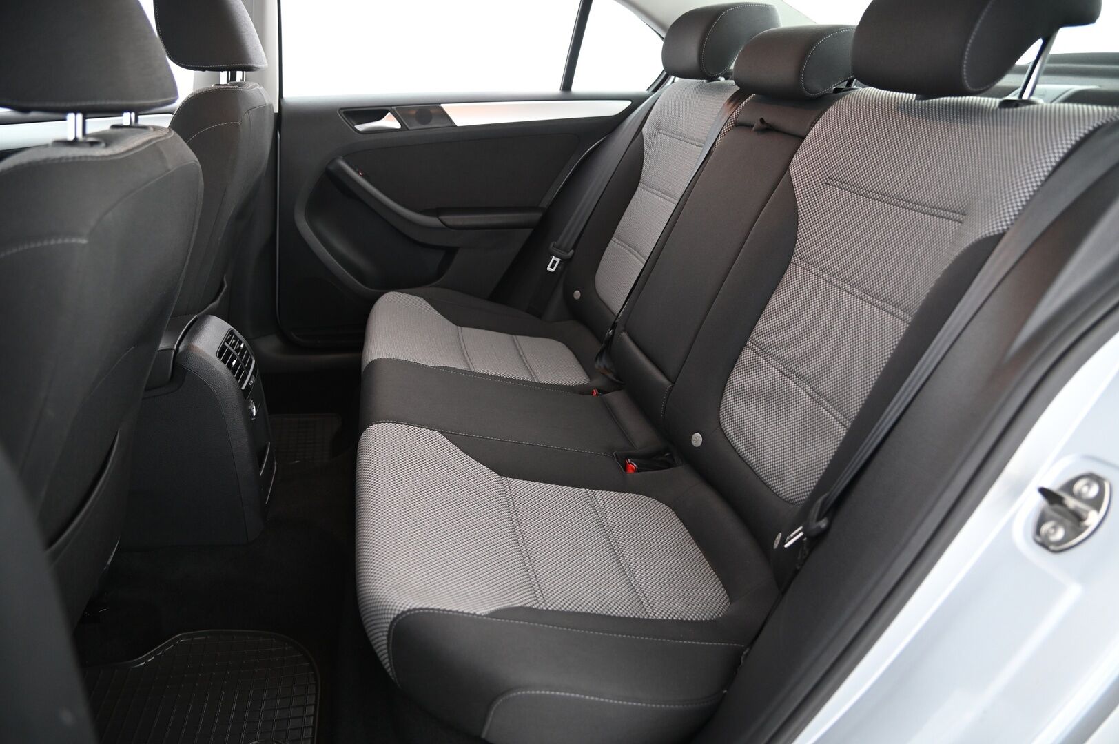 Volkswagen Jetta 2014 Hybrid 1,4 TSI 110 kW (150 hv) DSG-automaatti *Lohko / Navi / 2x Alut / Suomi-auto* - *Kahdet renkaat ja vanteet*