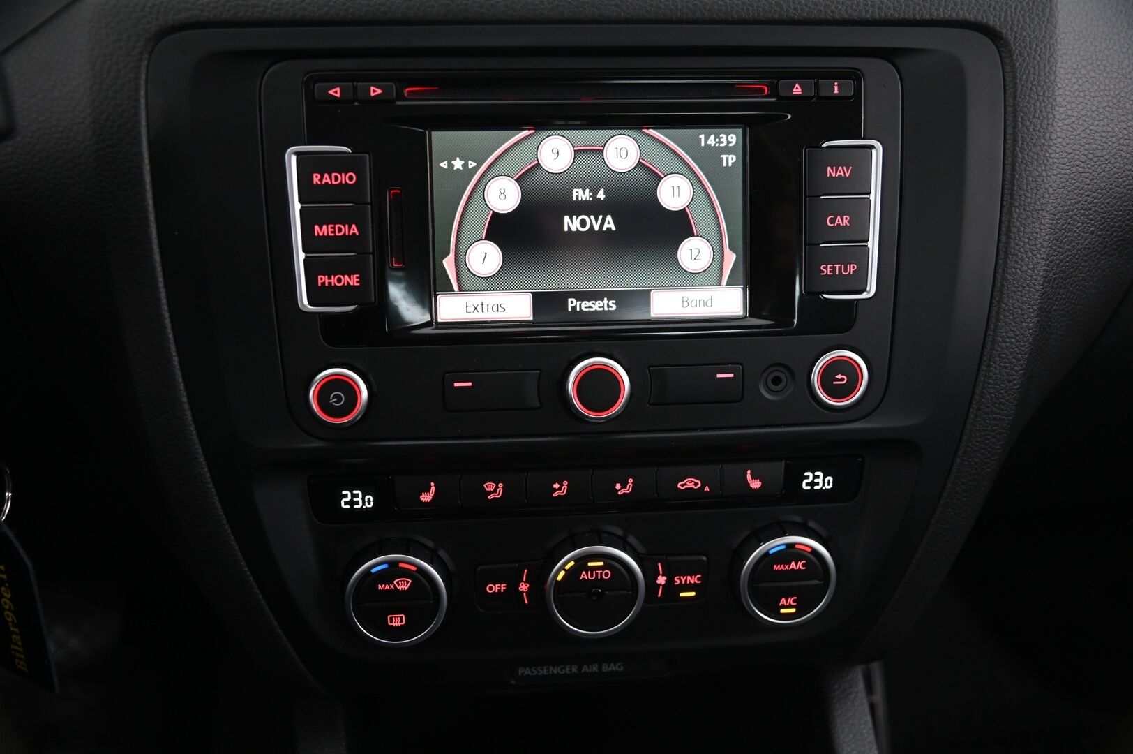 Volkswagen Jetta 2014 Hybrid 1,4 TSI 110 kW (150 hv) DSG-automaatti *Lohko / Navi / 2x Alut / Suomi-auto* - *Kahdet renkaat ja vanteet*