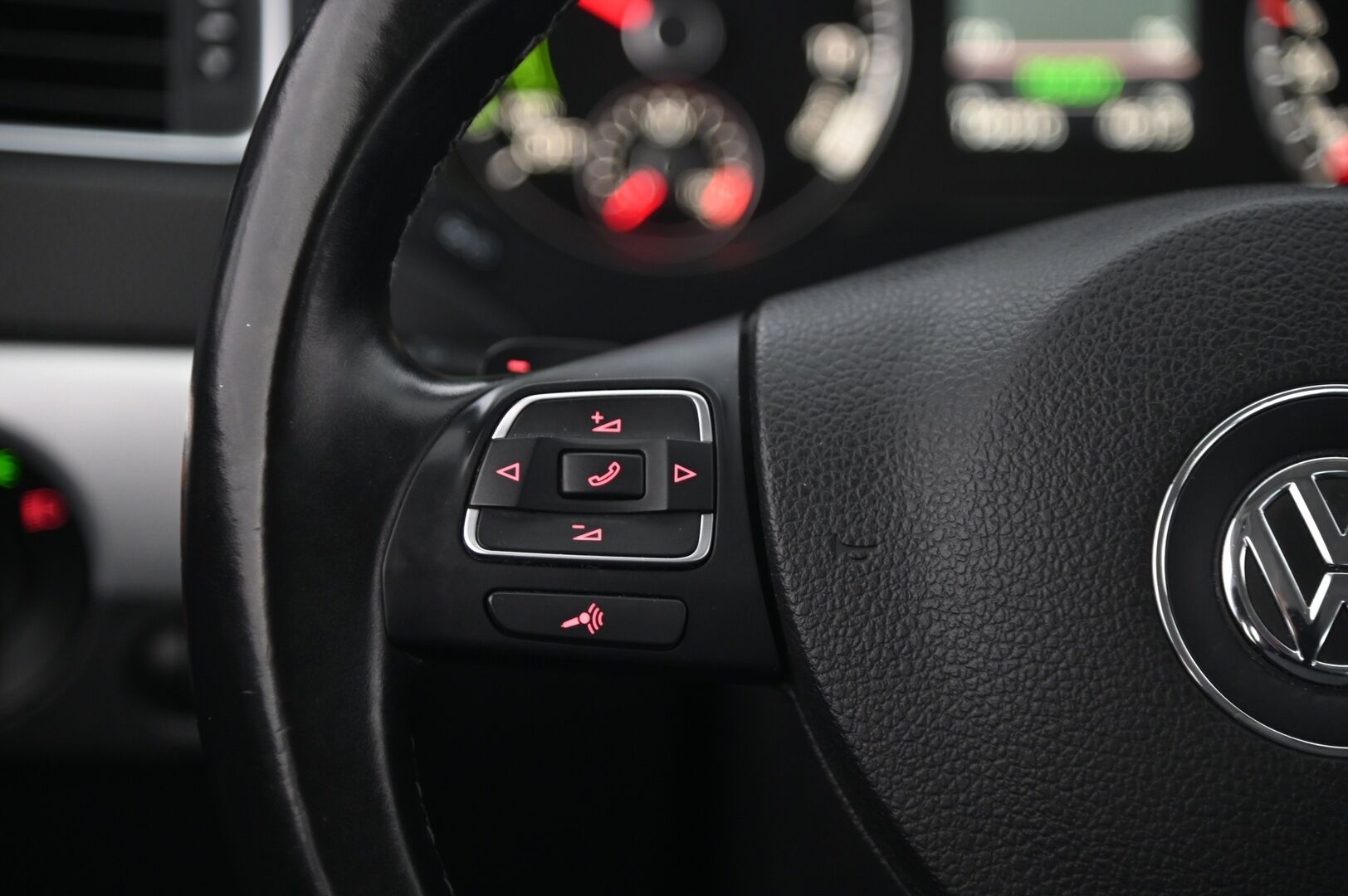 Volkswagen Jetta 2014 Hybrid 1,4 TSI 110 kW (150 hv) DSG-automaatti *Lohko / Navi / 2x Alut / Suomi-auto* - *Kahdet renkaat ja vanteet*