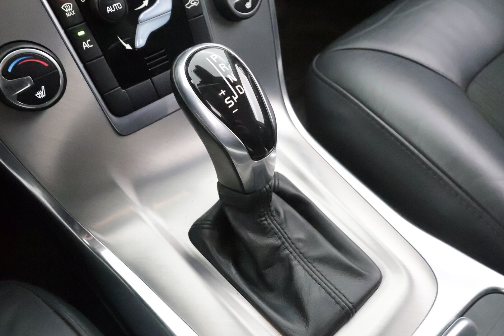 Volvo V70 2014 D4 AWD Business Edition aut * Vakkari / Koukku / Webasto / Puolinahat * - Merkkihuollettu / Suomi-auto / Kahdet renkaat