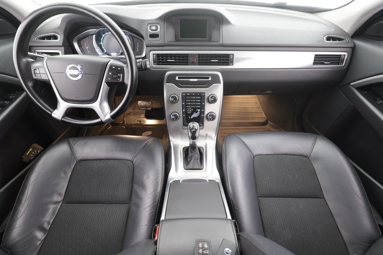 Volvo V70 2014 D4 AWD Business Edition aut * Vakkari / Koukku / Webasto / Puolinahat * - Merkkihuollettu / Suomi-auto / Kahdet renkaat