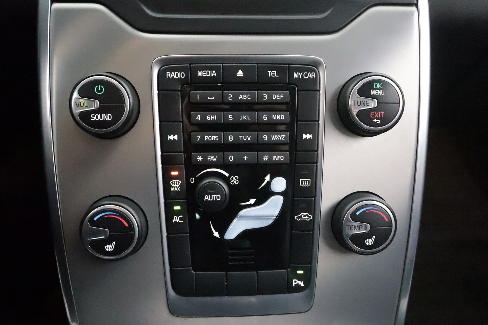 Volvo V70 2014 D4 AWD Business Edition aut * Vakkari / Koukku / Webasto / Puolinahat * - Merkkihuollettu / Suomi-auto / Kahdet renkaat