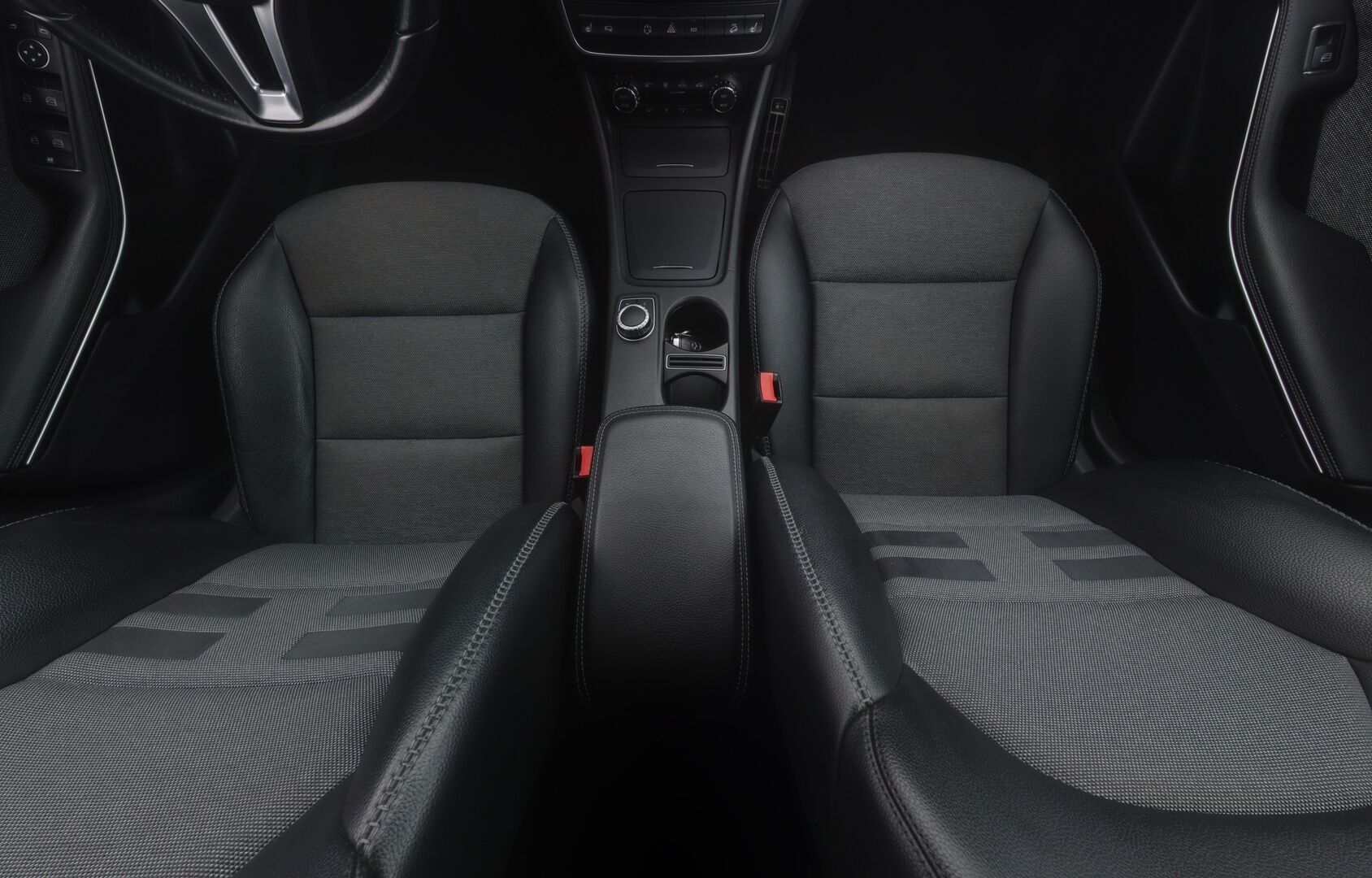 Mercedes-Benz GLA 2015 220 CDI 4Matic A Premium Business */ Suomi-auto / P.kamera / Koukku / Puolinahat / Lohkolämmitin / 2x renkaat /* - Suomi-auto / Ilmainen kotiintoimitus / 2x renkaat & vanteet - HULLU BLACKWEEK KORKOTARJOUS 2,49%