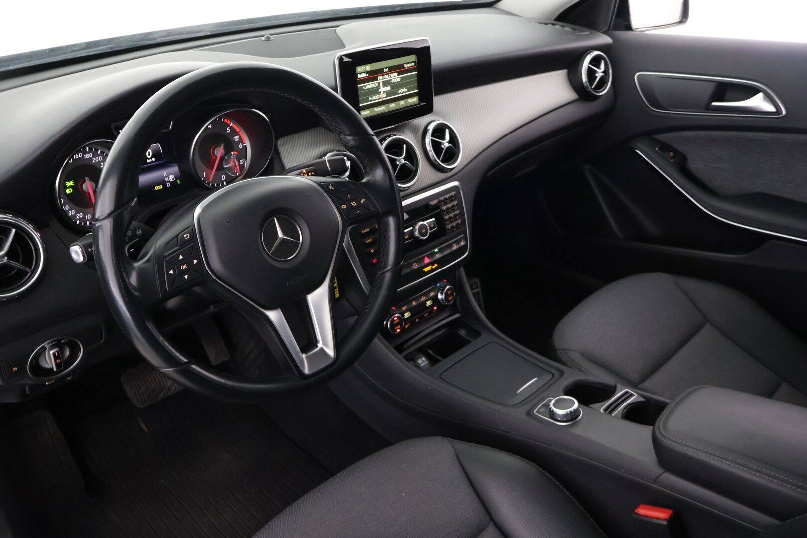 Mercedes-Benz GLA 2015 220 CDI 4Matic A Premium Business */ Suomi-auto / P.kamera / Koukku / Puolinahat / Lohkolämmitin / 2x renkaat /* - Suomi-auto / Ilmainen kotiintoimitus / 2x renkaat & vanteet 