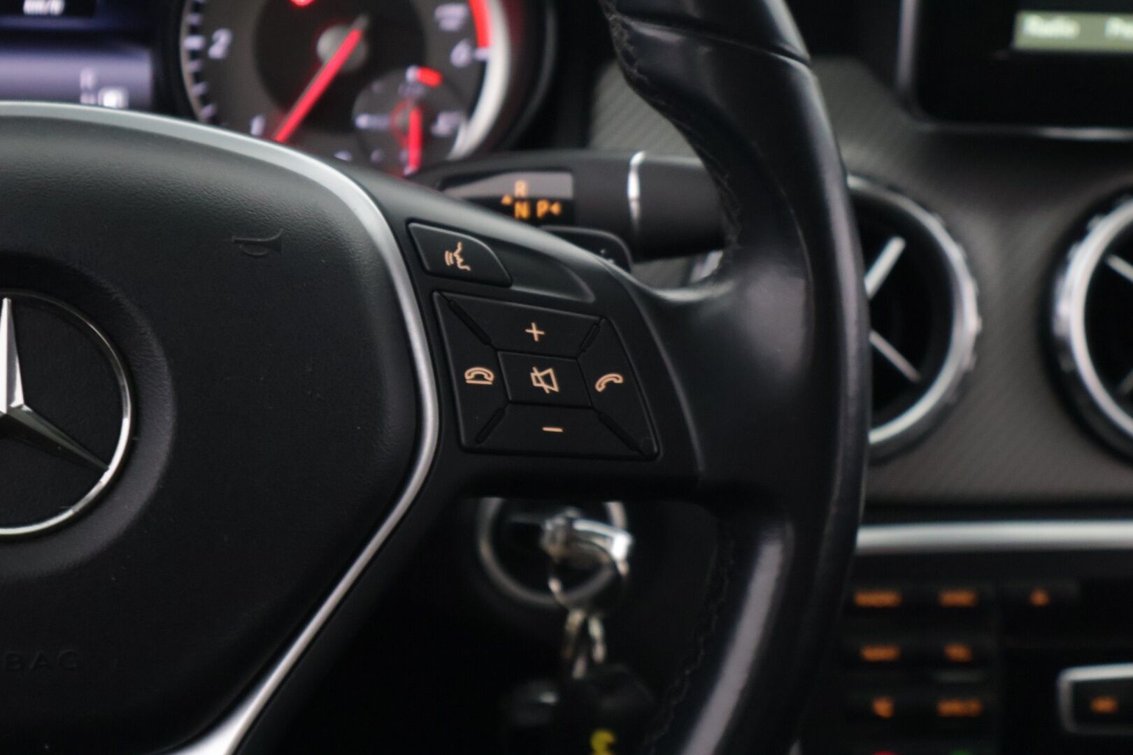 Mercedes-Benz GLA 2015 220 CDI 4Matic A Premium Business */ Suomi-auto / P.kamera / Koukku / Puolinahat / Lohkolämmitin / 2x renkaat /* - Suomi-auto / Ilmainen kotiintoimitus / 2x renkaat & vanteet - HULLUT JOULUT KORKOTARJOUS 2,49% 