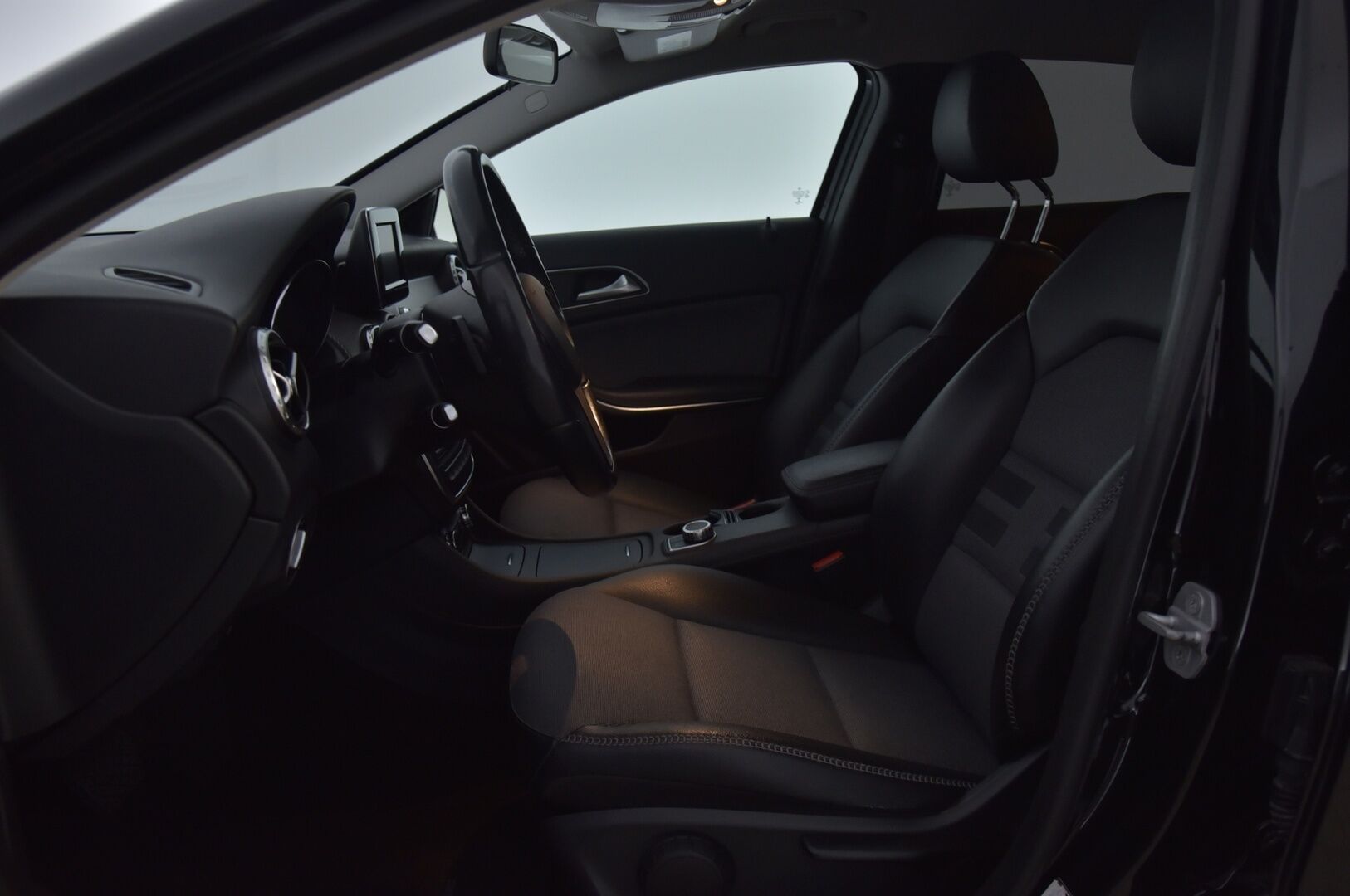 Mercedes-Benz GLA 2015 220 CDI 4Matic A Premium Business */ Suomi-auto / P.kamera / Koukku / Puolinahat / Lohkolämmitin / 2x renkaat /* - Suomi-auto / Ilmainen kotiintoimitus / 2x renkaat & vanteet - HULLU BLACKWEEK KORKOTARJOUS 2,49%