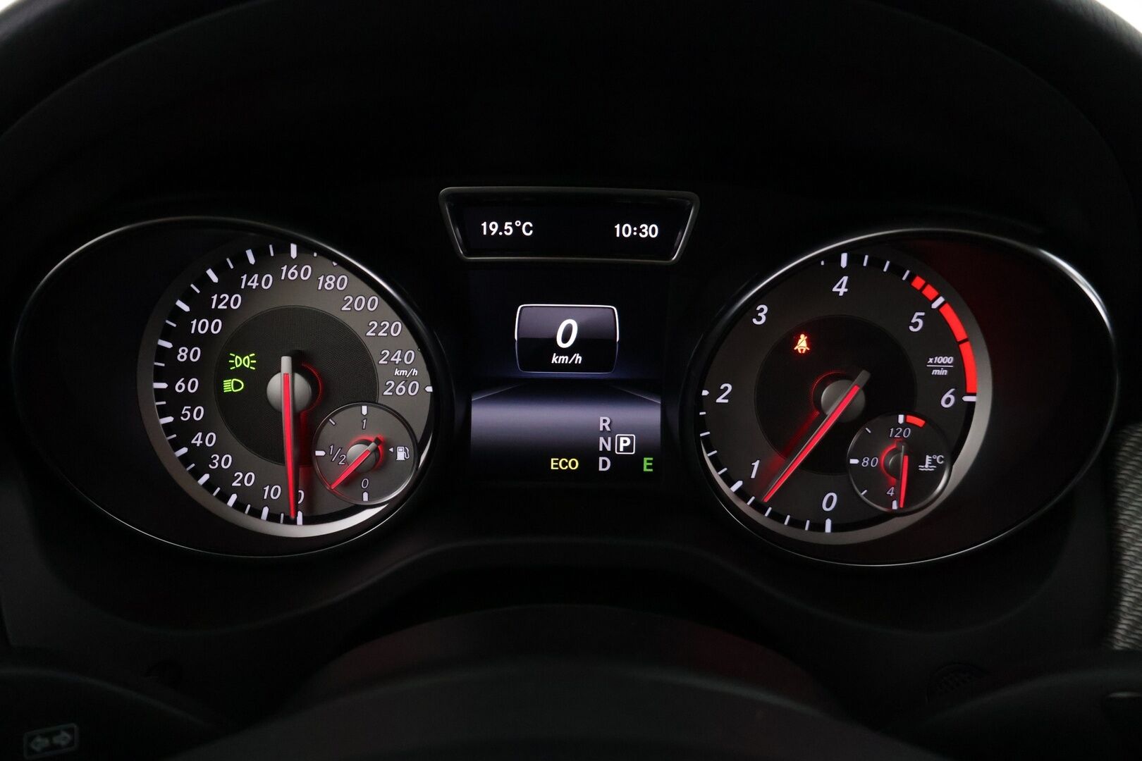 Mercedes-Benz GLA 2015 220 CDI 4Matic A Premium Business */ Suomi-auto / P.kamera / Koukku / Puolinahat / Lohkolämmitin / 2x renkaat /* - Suomi-auto / Ilmainen kotiintoimitus / 2x renkaat & vanteet 