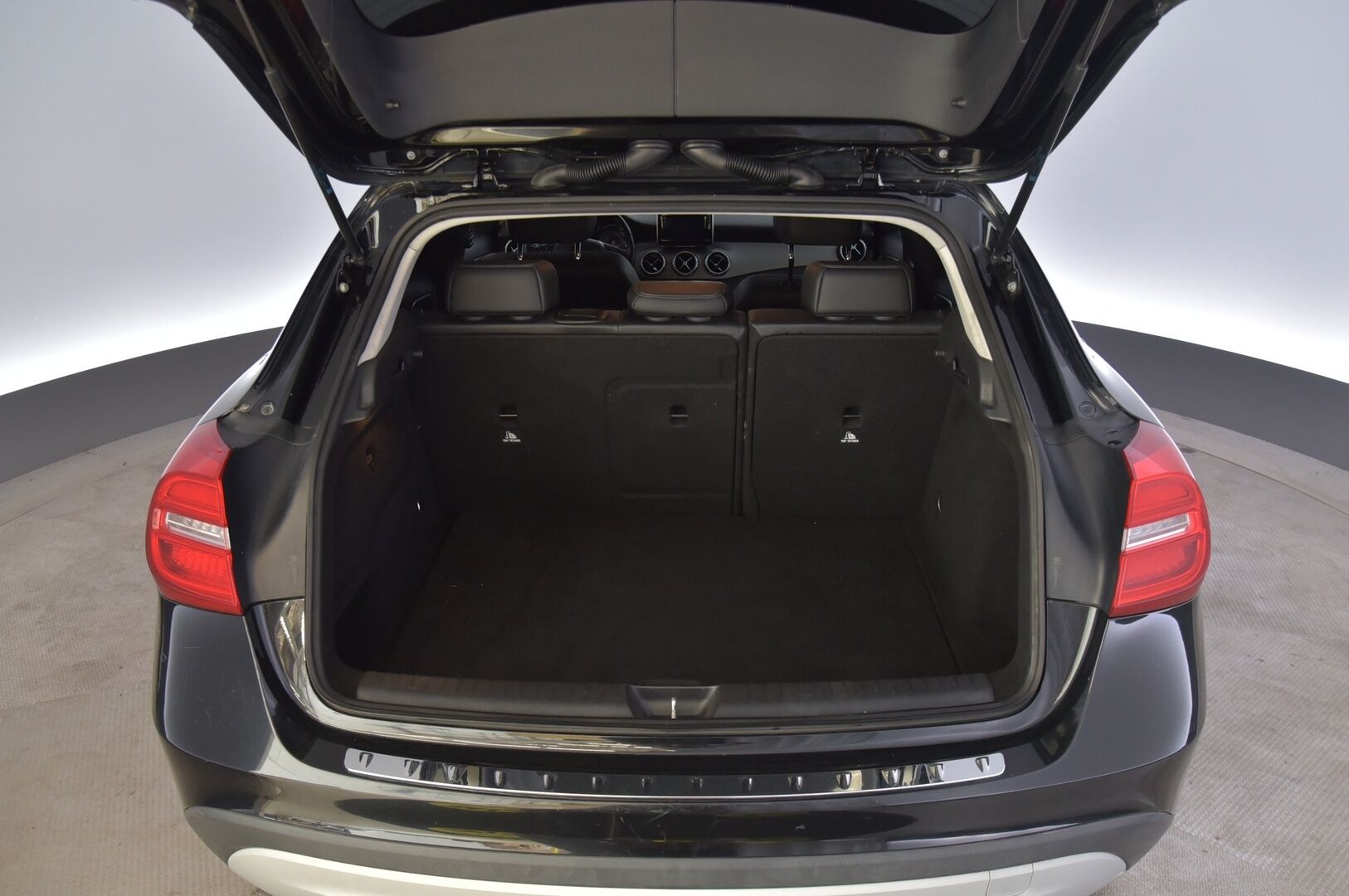 Mercedes-Benz GLA 2015 220 CDI 4Matic A Premium Business */ Suomi-auto / P.kamera / Koukku / Puolinahat / Lohkolämmitin / 2x renkaat /* - Suomi-auto / Ilmainen kotiintoimitus / 2x renkaat & vanteet - HULLU BLACKWEEK KORKOTARJOUS 2,49%