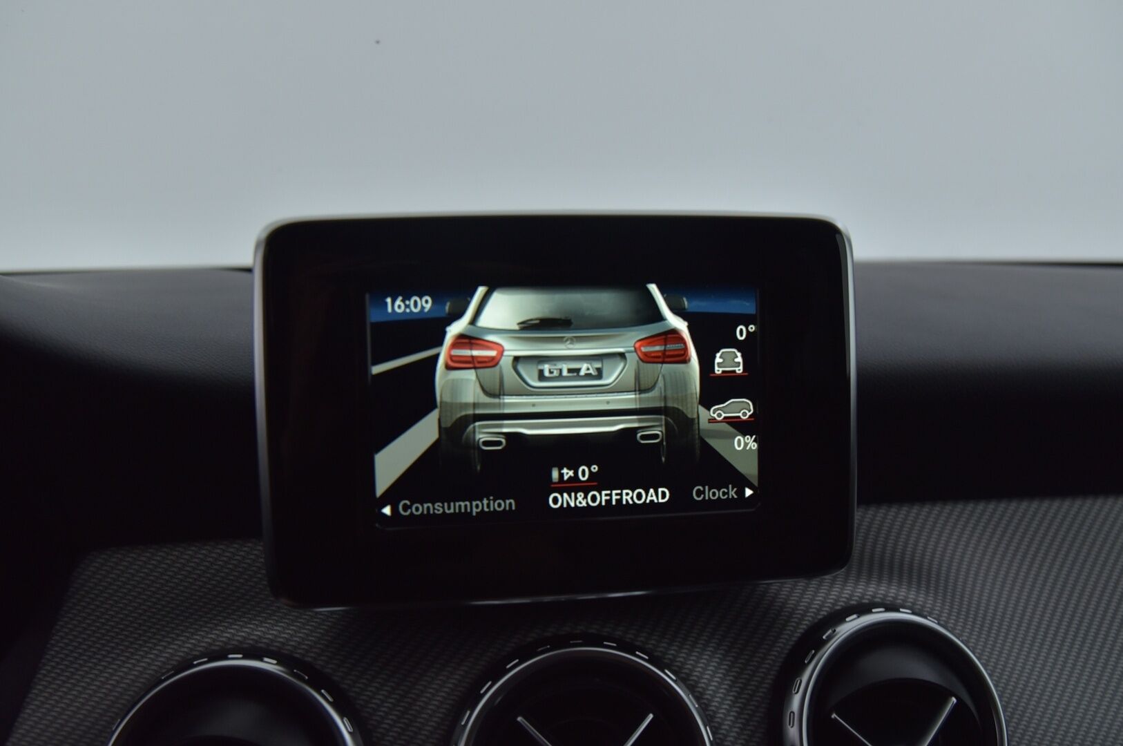 Mercedes-Benz GLA 2015 220 CDI 4Matic A Premium Business */ Suomi-auto / P.kamera / Koukku / Puolinahat / Lohkolämmitin / 2x renkaat /* - Suomi-auto / Ilmainen kotiintoimitus / 2x renkaat & vanteet - HULLU BLACKWEEK KORKOTARJOUS 2,49%