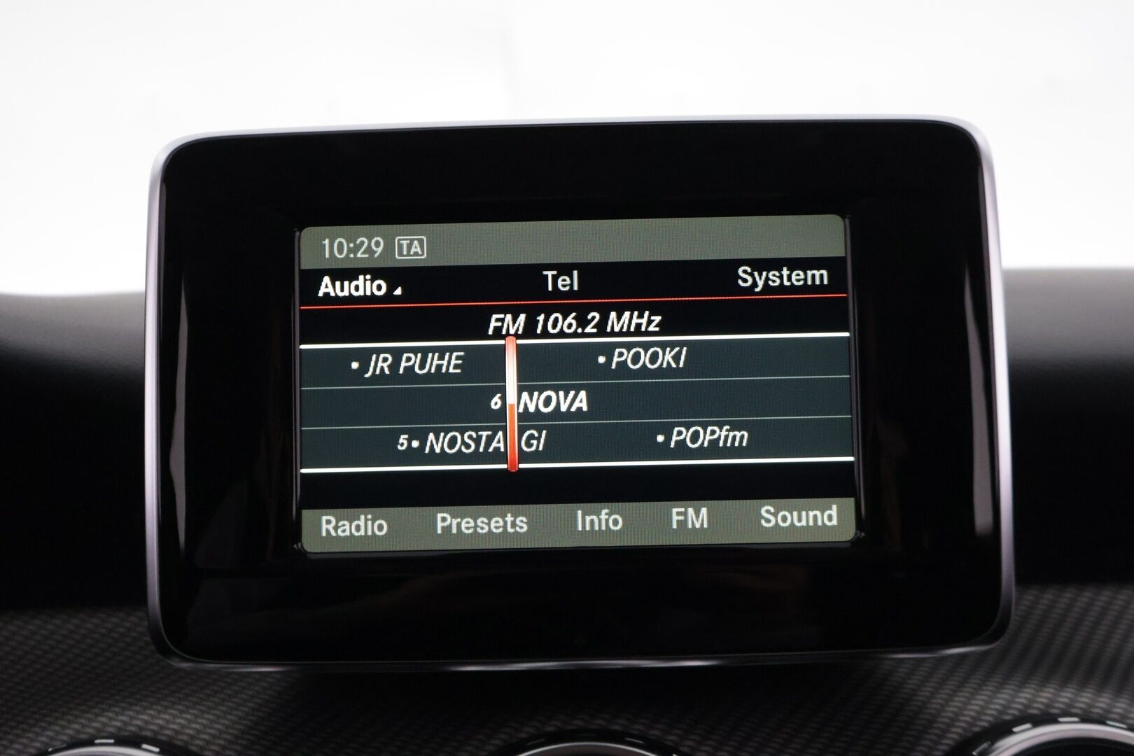 Mercedes-Benz GLA 2015 220 CDI 4Matic A Premium Business */ Suomi-auto / P.kamera / Koukku / Puolinahat / Lohkolämmitin / 2x renkaat /* - Suomi-auto / Ilmainen kotiintoimitus / 2x renkaat & vanteet - HULLUT BLACKWEEK JATKOT - KORKOTARJOUS 2,49%