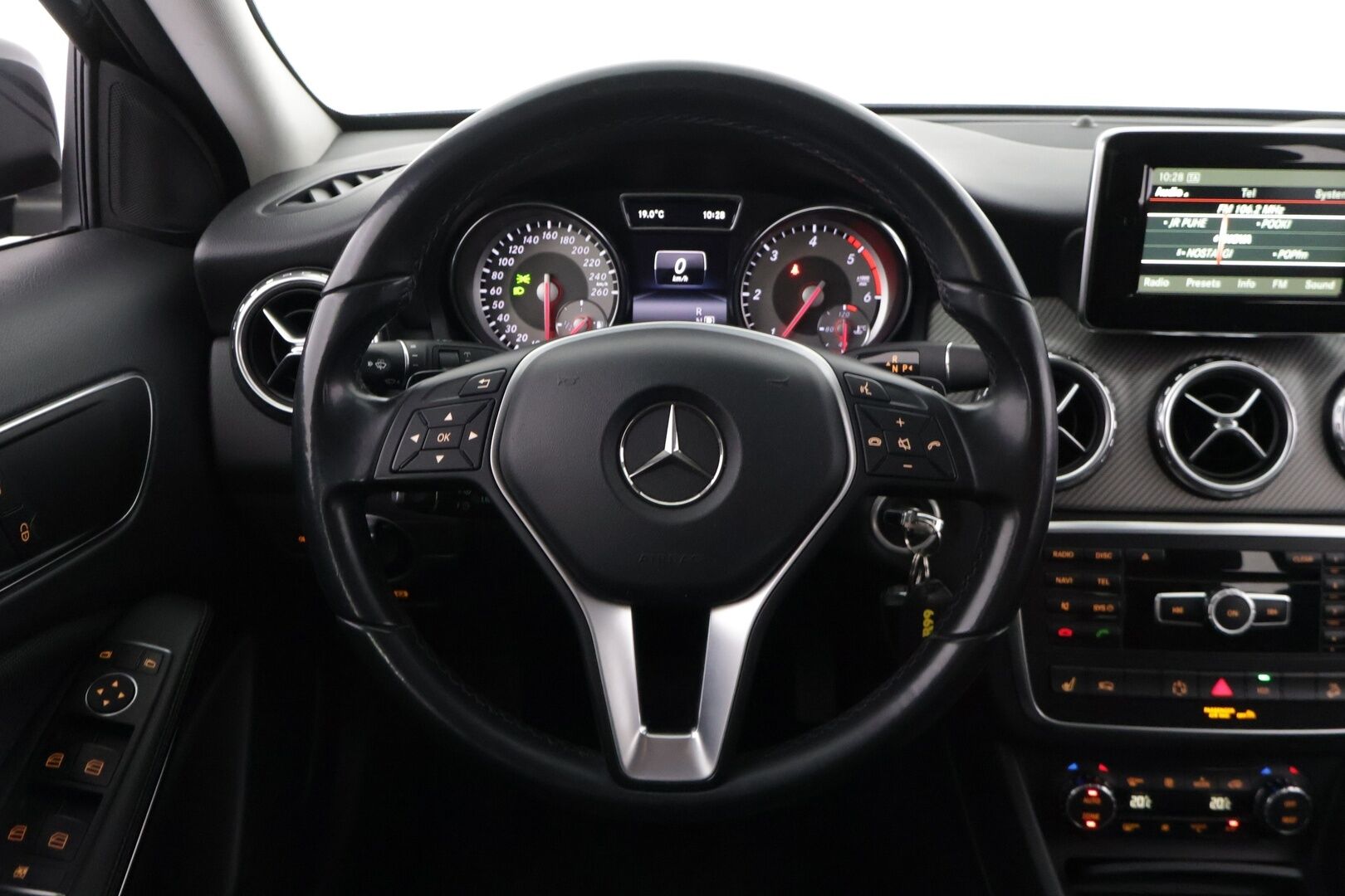 Mercedes-Benz GLA 2015 220 CDI 4Matic A Premium Business */ Suomi-auto / P.kamera / Koukku / Puolinahat / Lohkolämmitin / 2x renkaat /* - Suomi-auto / Ilmainen kotiintoimitus / 2x renkaat & vanteet - HULLUT JOULUT KORKOTARJOUS 2,49% 