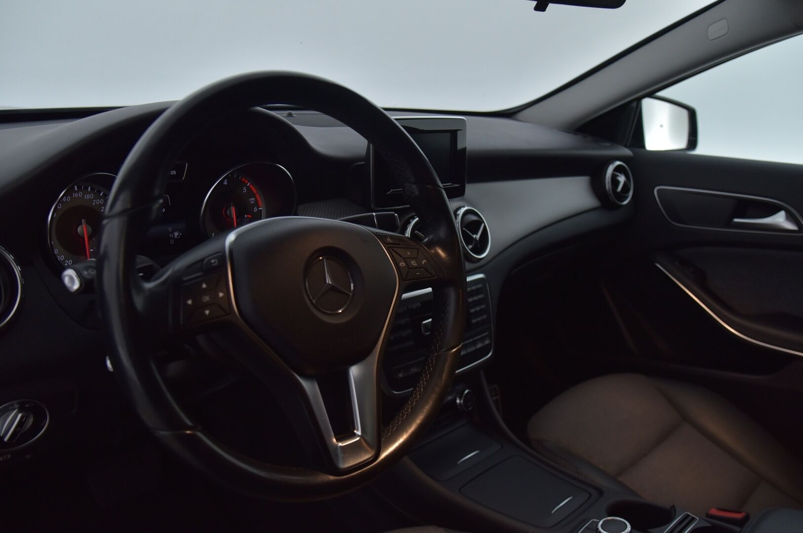 Mercedes-Benz GLA 2015 220 CDI 4Matic A Premium Business */ Suomi-auto / P.kamera / Koukku / Puolinahat / Lohkolämmitin / 2x renkaat /* - Suomi-auto / Ilmainen kotiintoimitus / 2x renkaat & vanteet - HULLU BLACKWEEK KORKOTARJOUS 2,49%