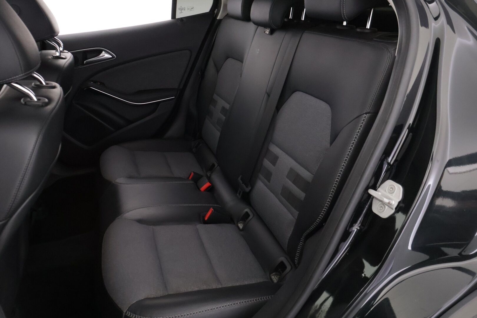 Mercedes-Benz GLA 2015 220 CDI 4Matic A Premium Business */ Suomi-auto / P.kamera / Koukku / Puolinahat / Lohkolämmitin / 2x renkaat /* - Suomi-auto / Ilmainen kotiintoimitus / 2x renkaat & vanteet 