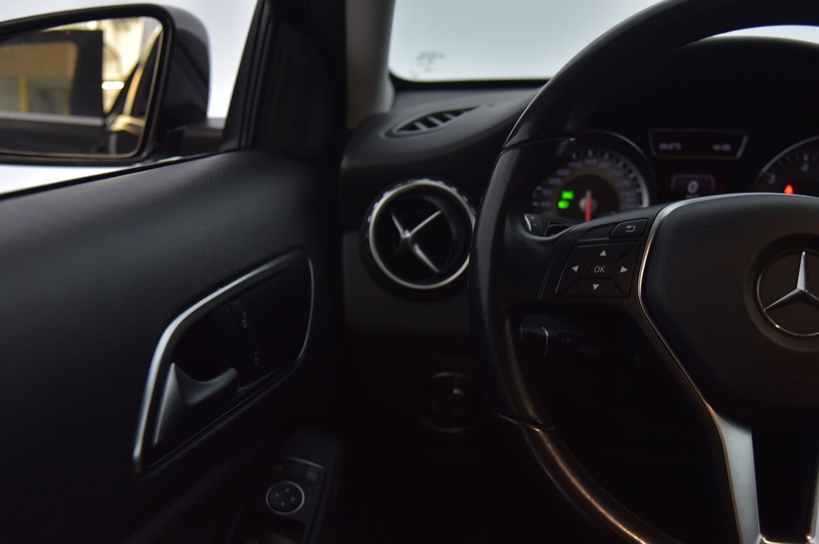 Mercedes-Benz GLA 2015 220 CDI 4Matic A Premium Business */ Suomi-auto / P.kamera / Koukku / Puolinahat / Lohkolämmitin / 2x renkaat /* - Suomi-auto / Ilmainen kotiintoimitus / 2x renkaat & vanteet - HULLU BLACKWEEK KORKOTARJOUS 2,49%