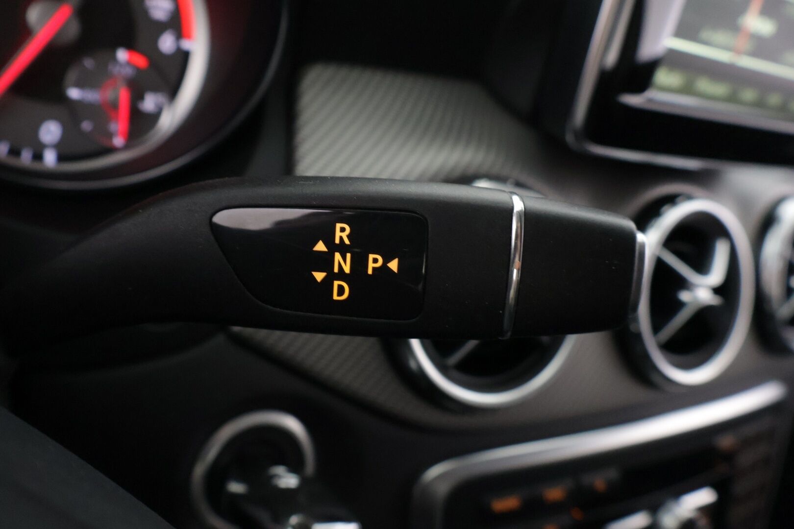 Mercedes-Benz GLA 2015 220 CDI 4Matic A Premium Business */ Suomi-auto / P.kamera / Koukku / Puolinahat / Lohkolämmitin / 2x renkaat /* - Suomi-auto / Ilmainen kotiintoimitus / 2x renkaat & vanteet - HULLUT BLACKWEEK JATKOT - KORKOTARJOUS 2,49%