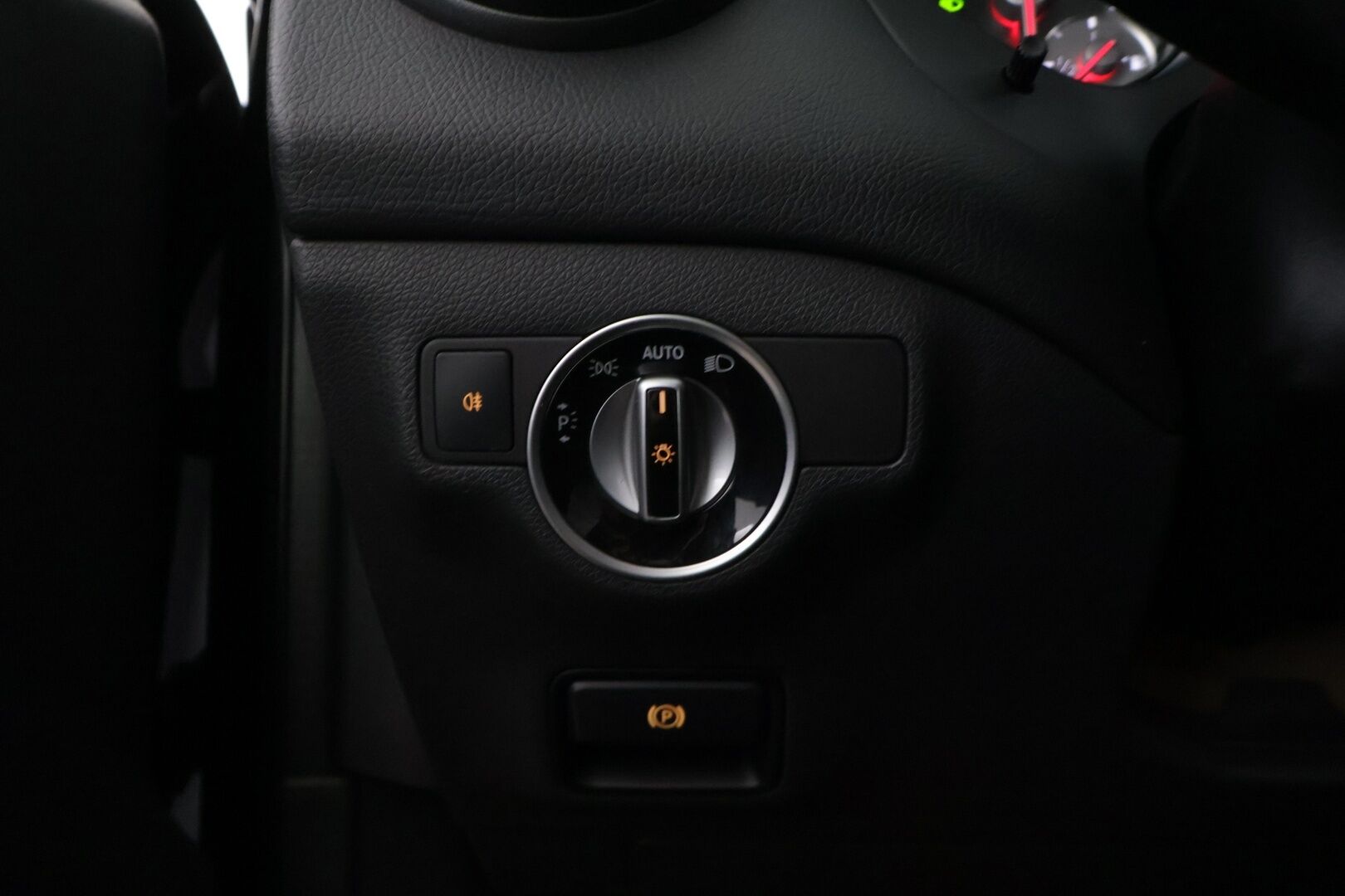 Mercedes-Benz GLA 2015 220 CDI 4Matic A Premium Business */ Suomi-auto / P.kamera / Koukku / Puolinahat / Lohkolämmitin / 2x renkaat /* - Suomi-auto / Ilmainen kotiintoimitus / 2x renkaat & vanteet - HULLUT BLACKWEEK JATKOT - KORKOTARJOUS 2,49%