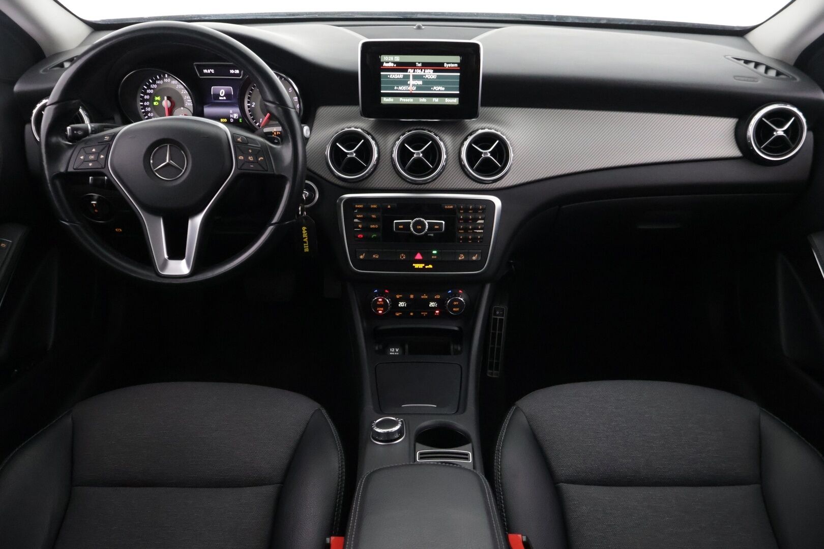 Mercedes-Benz GLA 2015 220 CDI 4Matic A Premium Business */ Suomi-auto / P.kamera / Koukku / Puolinahat / Lohkolämmitin / 2x renkaat /* - Suomi-auto / Ilmainen kotiintoimitus / 2x renkaat & vanteet - HULLUT BLACKWEEK JATKOT - KORKOTARJOUS 2,49%
