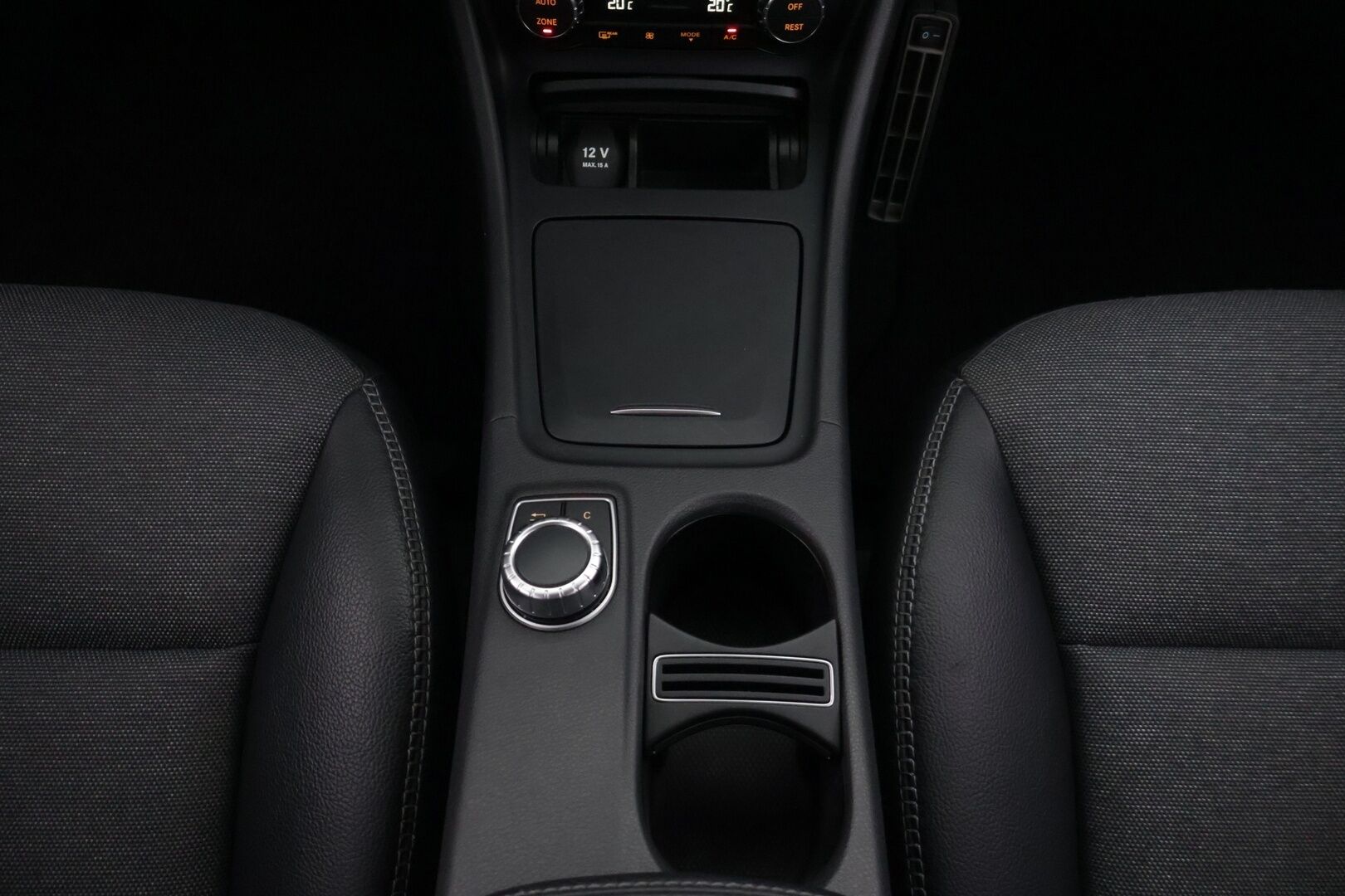 Mercedes-Benz GLA 2015 220 CDI 4Matic A Premium Business */ Suomi-auto / P.kamera / Koukku / Puolinahat / Lohkolämmitin / 2x renkaat /* - Suomi-auto / Ilmainen kotiintoimitus / 2x renkaat & vanteet - HULLUT JOULUT KORKOTARJOUS 2,49% 