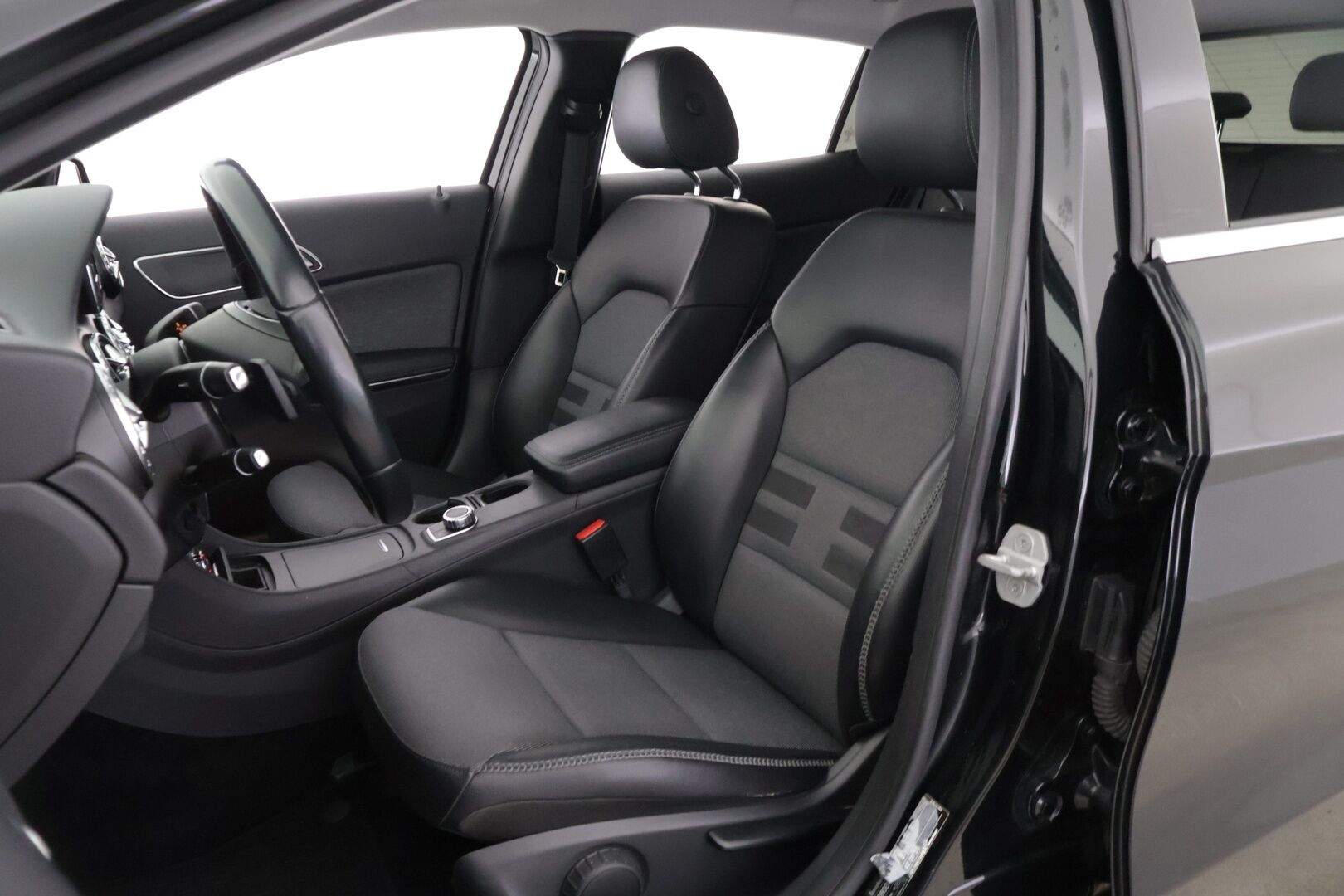 Mercedes-Benz GLA 2015 220 CDI 4Matic A Premium Business */ Suomi-auto / P.kamera / Koukku / Puolinahat / Lohkolämmitin / 2x renkaat /* - Suomi-auto / Ilmainen kotiintoimitus / 2x renkaat & vanteet 