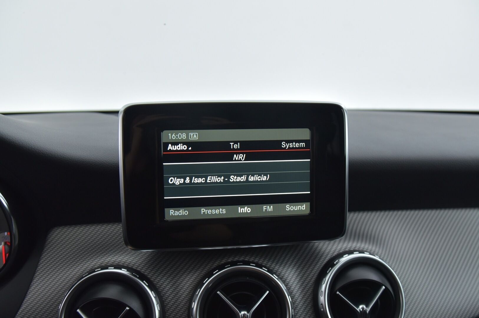 Mercedes-Benz GLA 2015 220 CDI 4Matic A Premium Business */ Suomi-auto / P.kamera / Koukku / Puolinahat / Lohkolämmitin / 2x renkaat /* - Suomi-auto / Ilmainen kotiintoimitus / 2x renkaat & vanteet - HULLU BLACKWEEK KORKOTARJOUS 2,49%