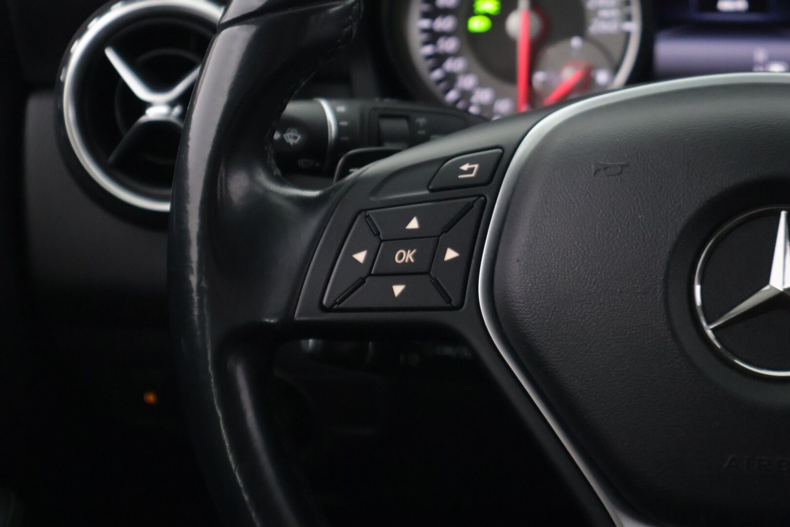 Mercedes-Benz GLA 2015 220 CDI 4Matic A Premium Business */ Suomi-auto / P.kamera / Koukku / Puolinahat / Lohkolämmitin / 2x renkaat /* - Suomi-auto / Ilmainen kotiintoimitus / 2x renkaat & vanteet - HULLUT JOULUT KORKOTARJOUS 2,49% 