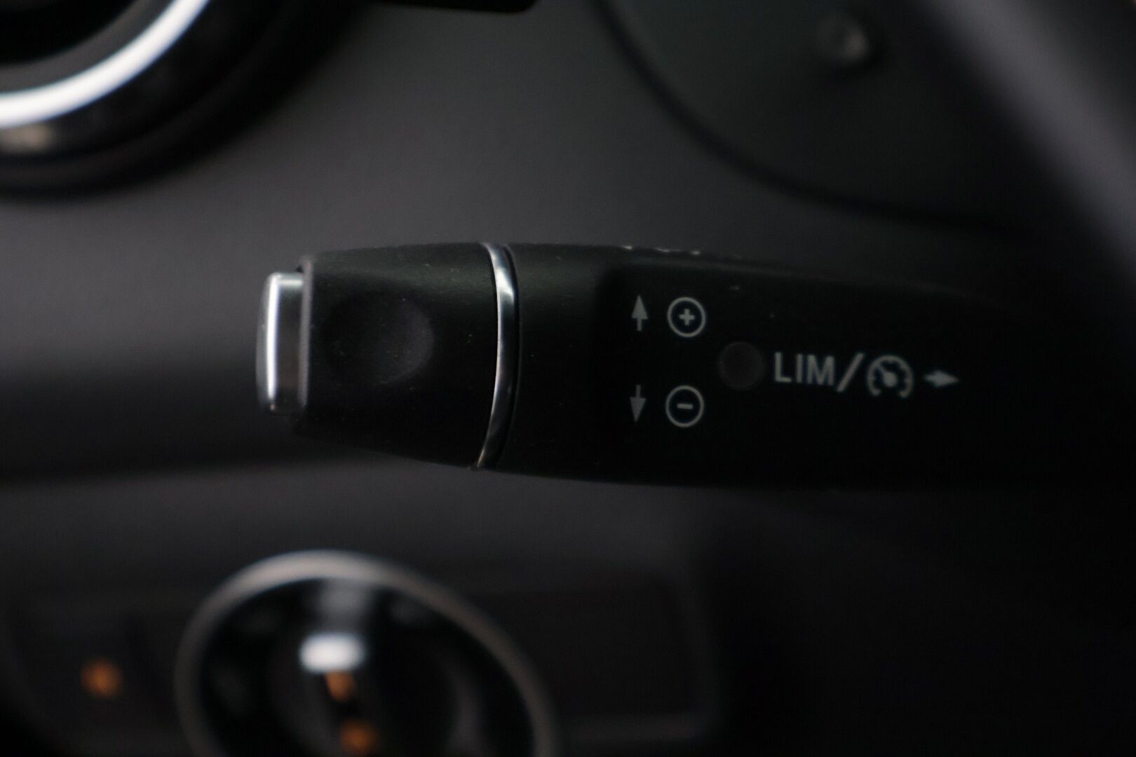 Mercedes-Benz GLA 2015 220 CDI 4Matic A Premium Business */ Suomi-auto / P.kamera / Koukku / Puolinahat / Lohkolämmitin / 2x renkaat /* - Suomi-auto / Ilmainen kotiintoimitus / 2x renkaat & vanteet - HULLUT JOULUT KORKOTARJOUS 2,49% 