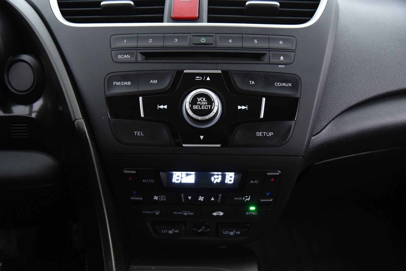 Honda Civic 2014 Tourer 1,8i Lifestyle Business AT HID / 2-om Suomi-auto / Vetokoukku / Vakkari / P-kamera / Lohkolämmitin - Täydellinen huoltokirja / 2x renkaat