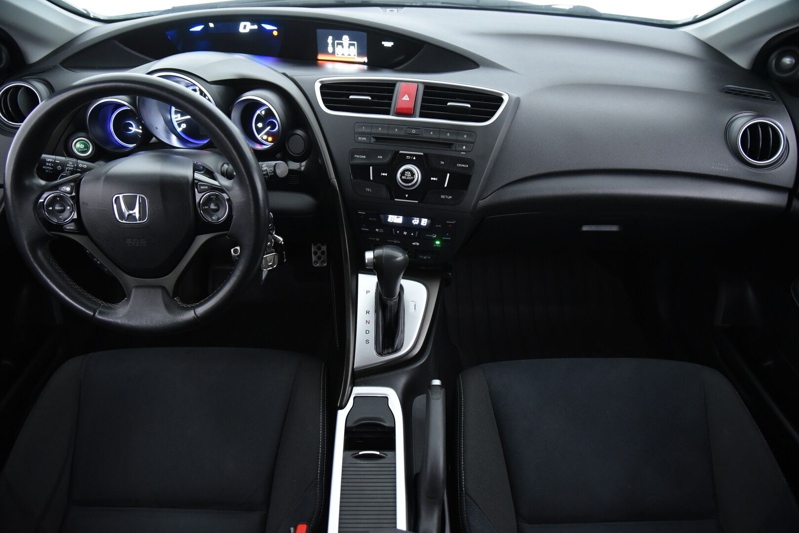 Honda Civic 2014 Tourer 1,8i Lifestyle Business AT HID / 2-om Suomi-auto / Vetokoukku / Vakkari / P-kamera / Lohkolämmitin - Täydellinen huoltokirja / 2x renkaat