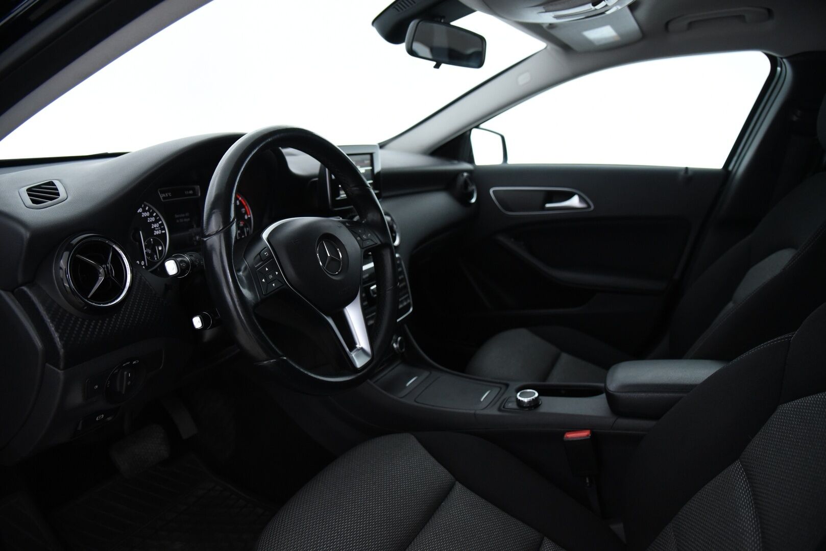 Mercedes-Benz GLA 2014 220 CDI 4Matic A / Vetokoukku / Suomi-Auto / Bi-Xenon / LED-Lisävalo / P-Tutkat - Lohko + sis. pistoke / Kahdet hyvät renkaat vanteilla!