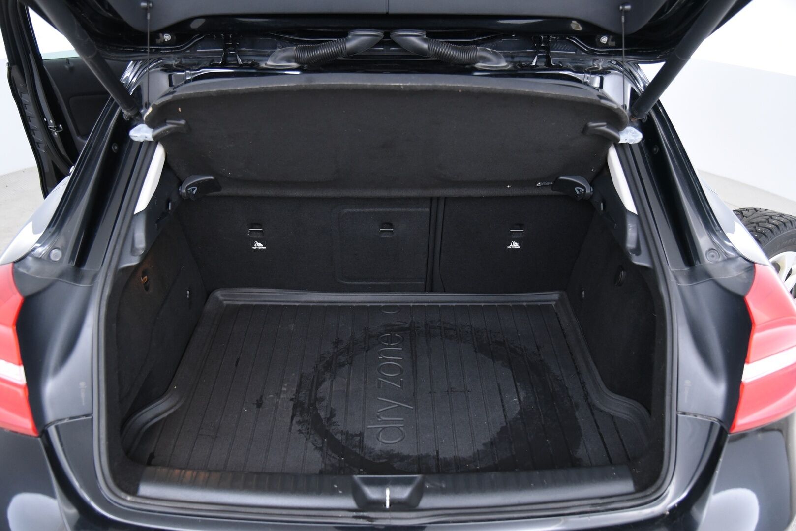 Mercedes-Benz GLA 2014 220 CDI 4Matic A / Vetokoukku / Suomi-Auto / Bi-Xenon / LED-Lisävalo / P-Tutkat - Lohko + sis. pistoke / Kahdet hyvät renkaat vanteilla!
