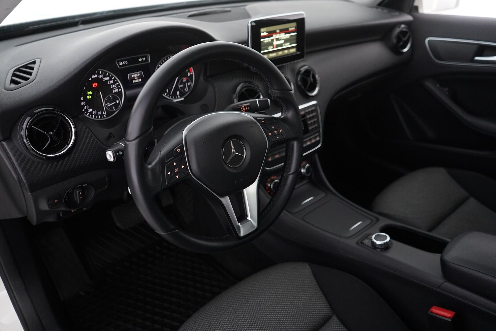 Mercedes-Benz GLA 2015 220 CDI 4Matic A  Premium Business * Koukku / Lohkoläm. / Vakkari / Bi-Xenon / Tutkat* - Suomi-Auto / Kahdet renkaat alumiinivantein!