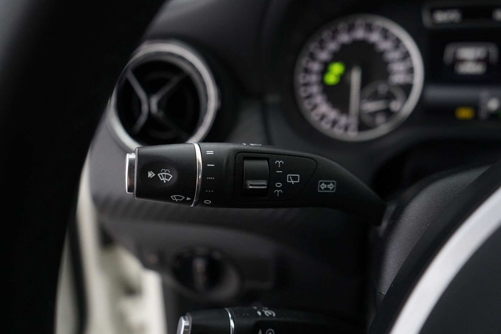 Mercedes-Benz GLA 2015 220 CDI 4Matic A  Premium Business * Koukku / Lohkoläm. / Vakkari / Bi-Xenon / Tutkat* - Suomi-Auto / Kahdet renkaat alumiinivantein!