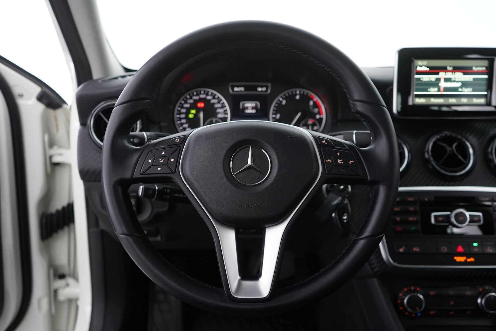 Mercedes-Benz GLA 2015 220 CDI 4Matic A  Premium Business * Koukku / Lohkoläm. / Vakkari / Bi-Xenon / Tutkat* - Suomi-Auto / Kahdet renkaat alumiinivantein!