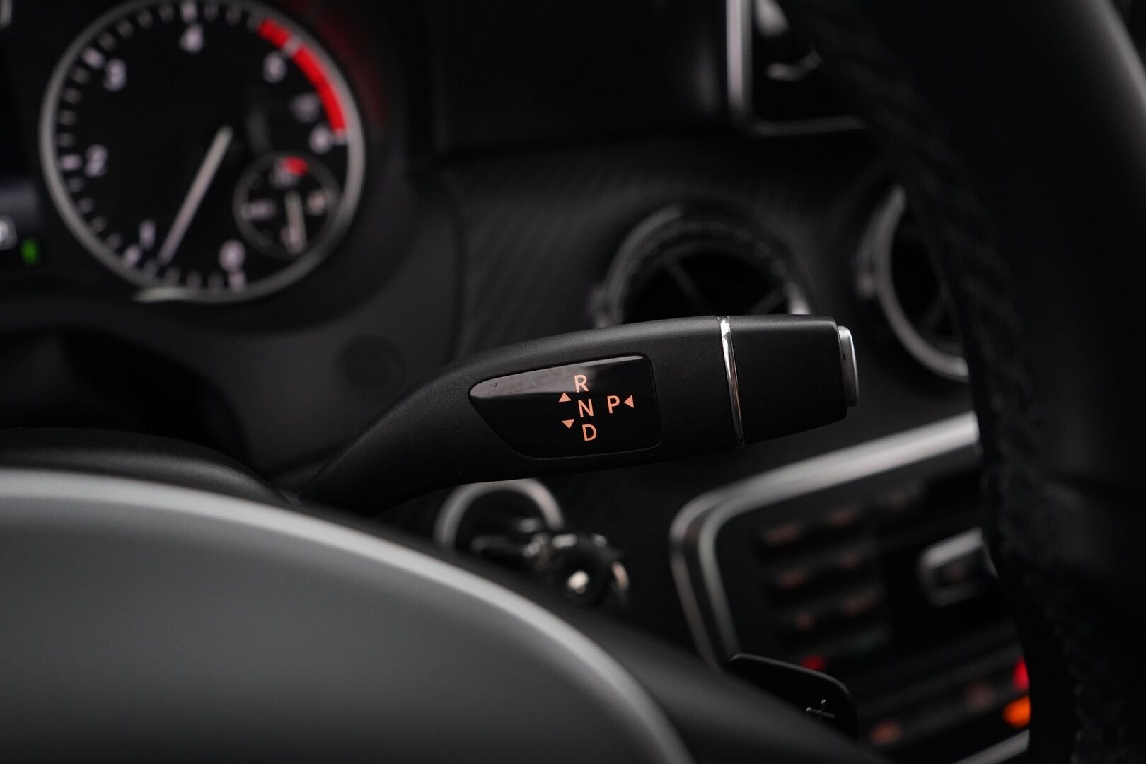 Mercedes-Benz GLA 2015 220 CDI 4Matic A  Premium Business * Koukku / Lohkoläm. / Vakkari / Bi-Xenon / Tutkat* - Suomi-Auto / Kahdet renkaat alumiinivantein!