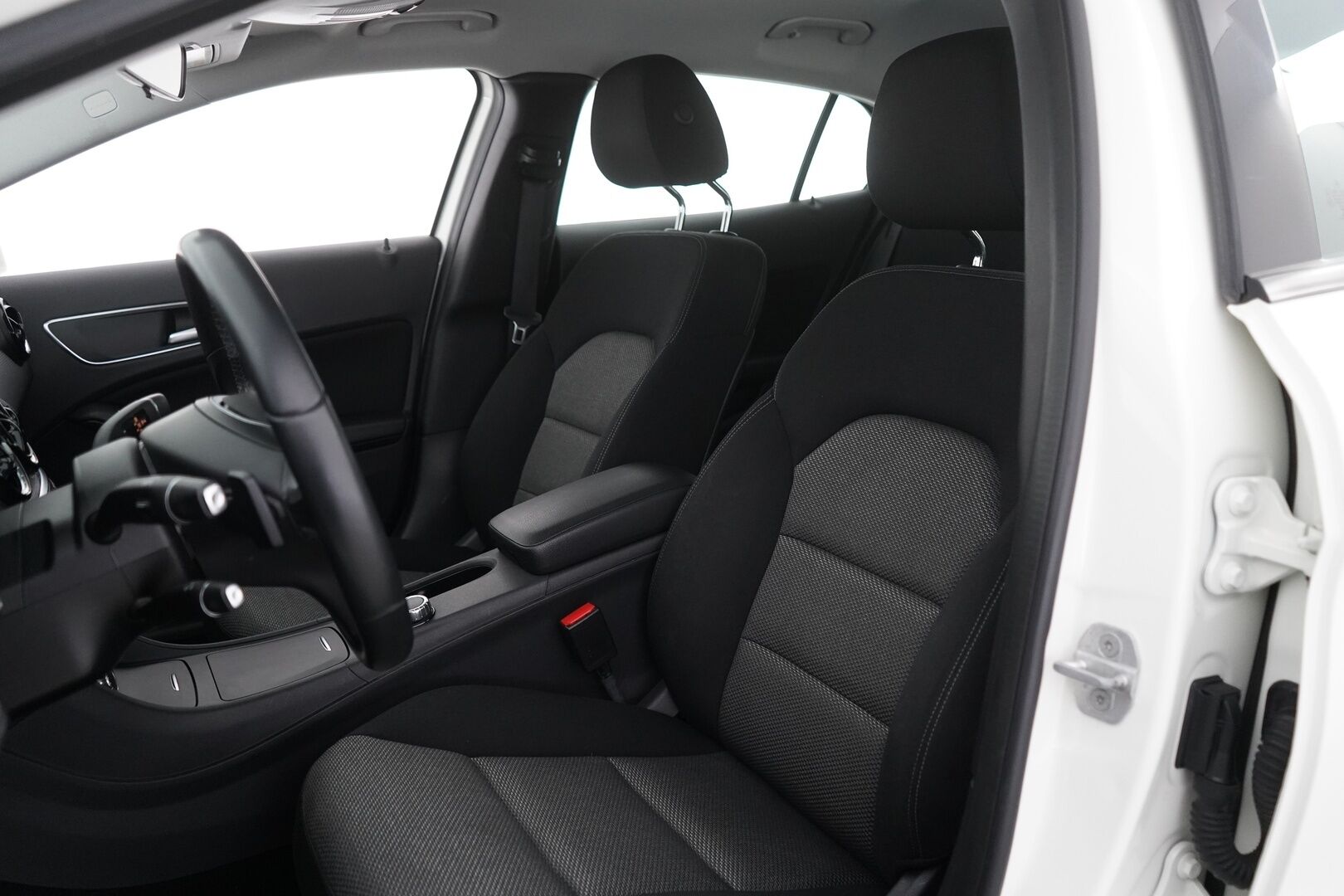 Mercedes-Benz GLA 2015 220 CDI 4Matic A  Premium Business * Koukku / Lohkoläm. / Vakkari / Bi-Xenon / Tutkat* - Suomi-Auto / Kahdet renkaat alumiinivantein!