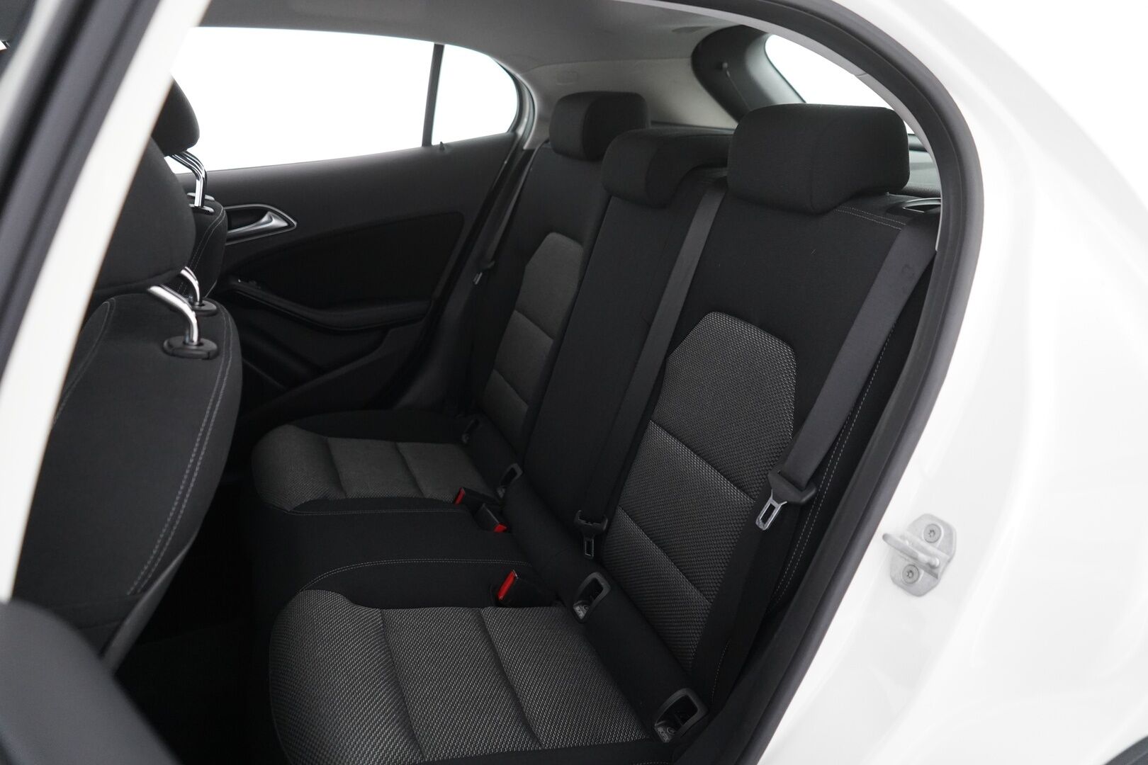 Mercedes-Benz GLA 2015 220 CDI 4Matic A  Premium Business * Koukku / Lohkoläm. / Vakkari / Bi-Xenon / Tutkat* - Suomi-Auto / Kahdet renkaat alumiinivantein!