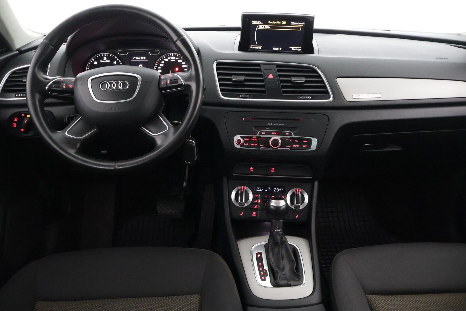 Audi Q3 2014 Business II 2,0 TDI 103 kW quattro S tronic Myydään Huutokaupat.com - Myydään Huutokaupat.com | Panorama | Webasto | Vakkari | Suomi-auto | Juuri huollettu | 2x Renkaat