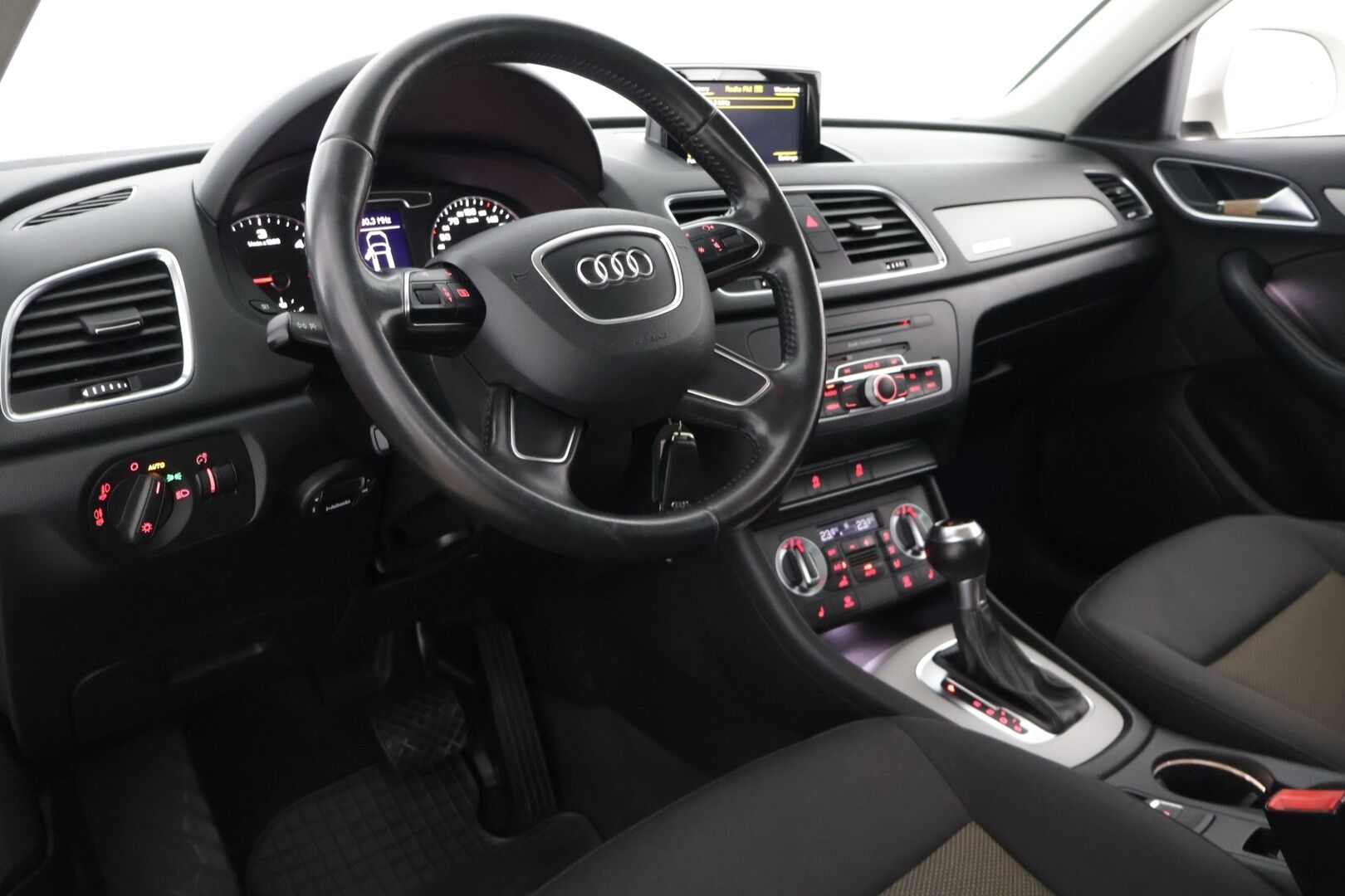 Audi Q3 2014 Business II 2,0 TDI 103 kW quattro S tronic Myydään Huutokaupat.com - Myydään Huutokaupat.com | Panorama | Webasto | Vakkari | Suomi-auto | Juuri huollettu | 2x Renkaat