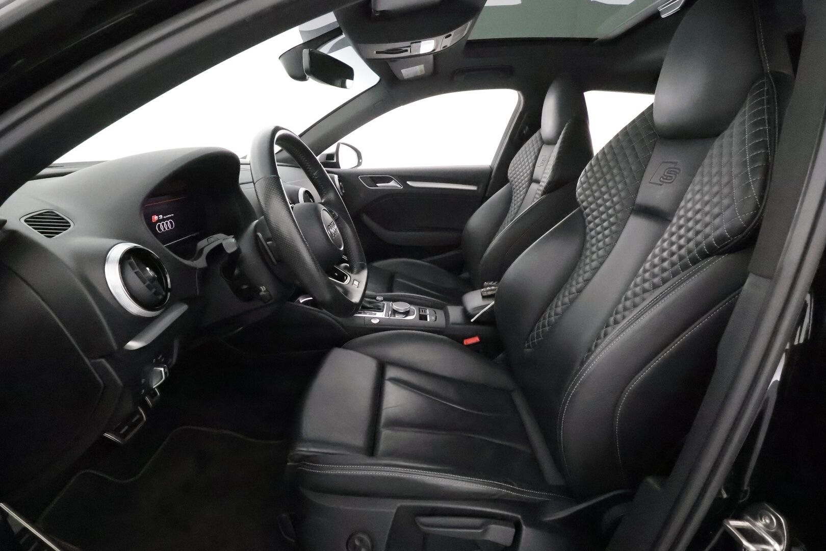 Audi S3 2017 Sportback 2,0 TFSI 228 kW quattro S tronic *Digimittaristo / Bang&Olufsen / Kattoluukku / Matrix / Sporttinahat* - 3,99 % KORKOTARJOUS TÄHÄN AUTOON - Huippuvarusteet! / P-Kamera / Navi