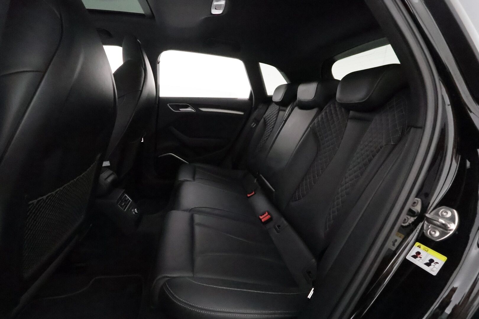 Audi S3 2017 Sportback 2,0 TFSI 228 kW quattro S tronic *Digimittaristo / Bang&Olufsen / Kattoluukku / Matrix / Sporttinahat* - 3,99 % KORKOTARJOUS TÄHÄN AUTOON - Huippuvarusteet! / P-Kamera / Navi