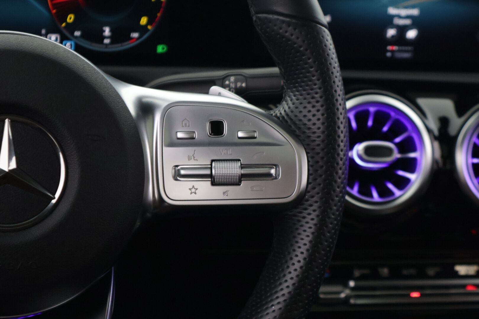 Mercedes-Benz A 2019 220 4Matic A Business AMG * Distronic+ / Ambient / Multibeam / 360 / Panorama / Muistipenkit / Widescreen* - JUURI SAAPUNUT *Kattavat varusteet / Näyttävä / Käytännöllinen*