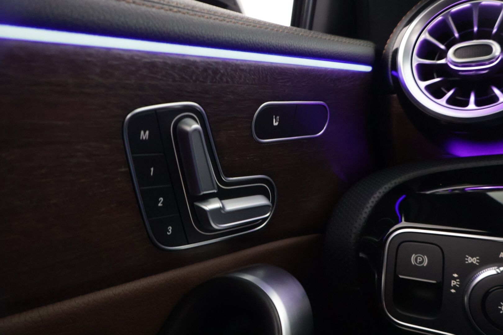 Mercedes-Benz A 2019 220 4Matic A Business AMG * Distronic+ / Ambient / Multibeam / 360 / Panorama / Muistipenkit / Widescreen* - JUURI SAAPUNUT *Kattavat varusteet / Näyttävä / Käytännöllinen*