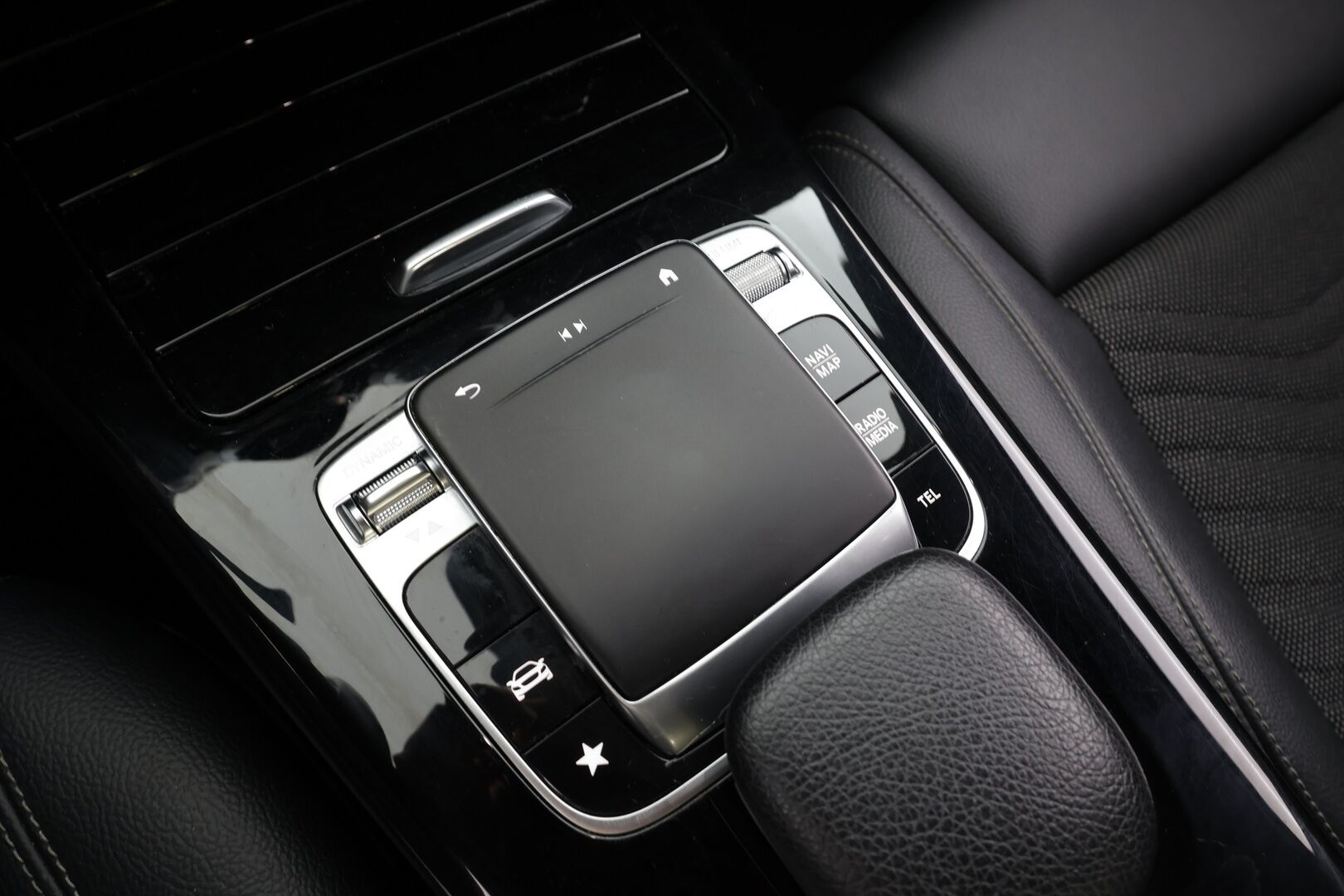 Mercedes-Benz A 2019 180 A Business Style * LED- High Performance / P.Kamera / Sportpenkit / Digimittaristo / Lohkolämmitin / Vakkari * - Suomi-auto / Kahdet renkaat - HULLUT JOULUT KORKOTARJOUS 2,49% 