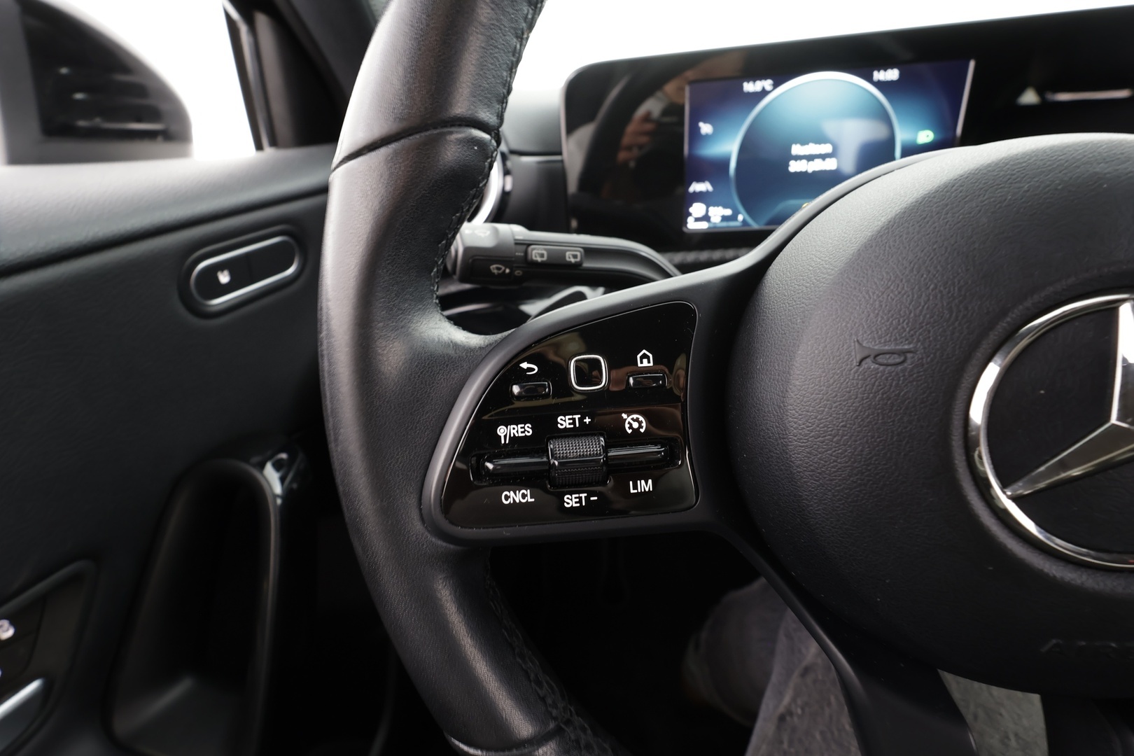 Mercedes-Benz A 2019 180 A Business Style * LED- High Performance / P.Kamera / Sportpenkit / Digimittaristo / Lohkolämmitin / Vakkari * - Suomi-auto / Kahdet renkaat - HULLUT JOULUT KORKOTARJOUS 2,49% 