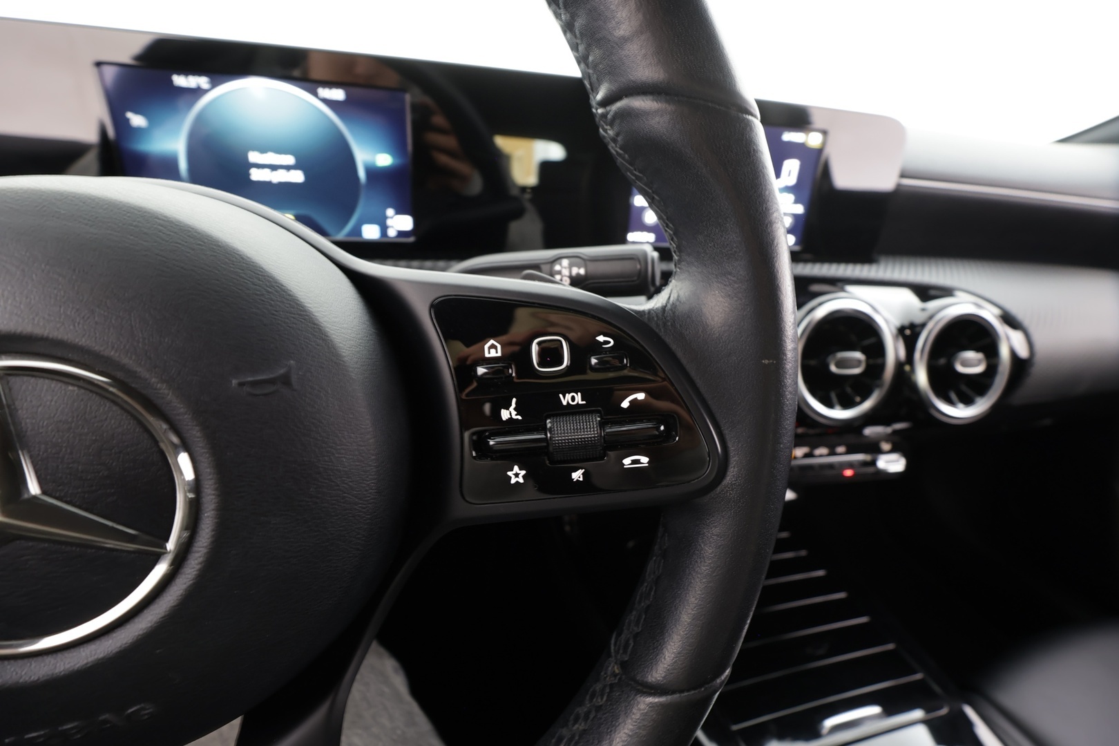 Mercedes-Benz A 2019 180 A Business Style * LED- High Performance / P.Kamera / Sportpenkit / Digimittaristo / Lohkolämmitin / Vakkari * - Suomi-auto / Kahdet renkaat - HULLUT JOULUT KORKOTARJOUS 2,49% 