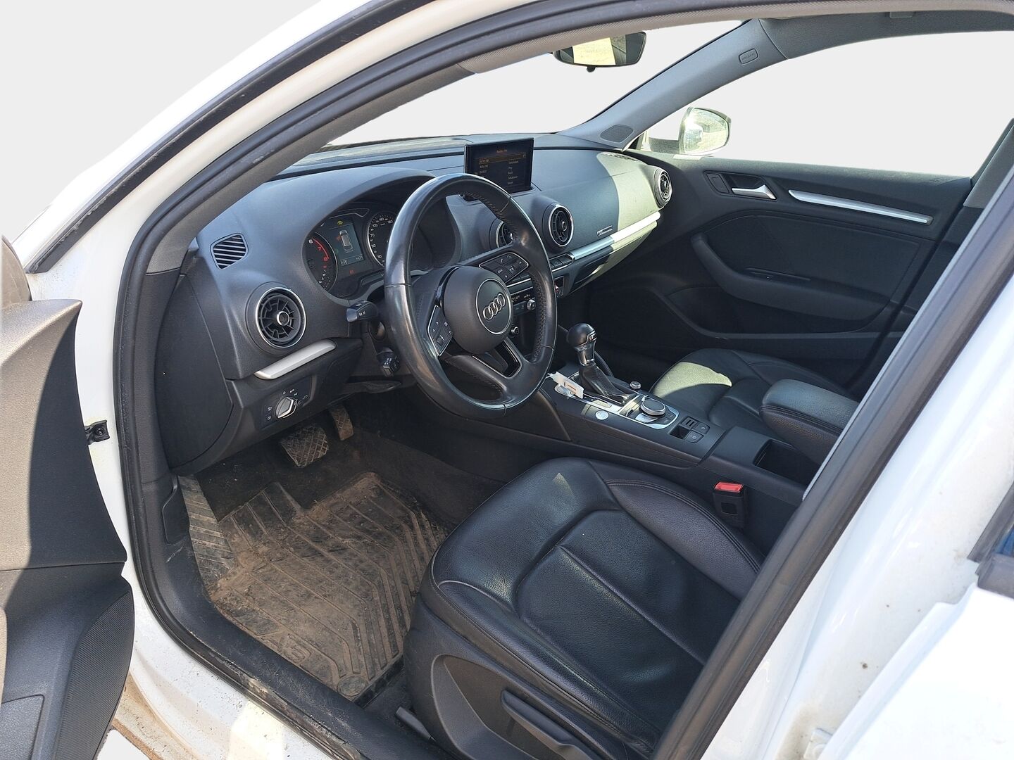 Audi A3 2019 Sportback Pro Business 35 TFSI 110 kW *Suomi-auto / ACC / Keyless Go / Nahkasisusta / Lohkolämmitin / Tutkat takana * - Juuri huollettu 20.3.2026 154tkm kohdalla! / 2x renkaat vanteilla / Bluetooth 