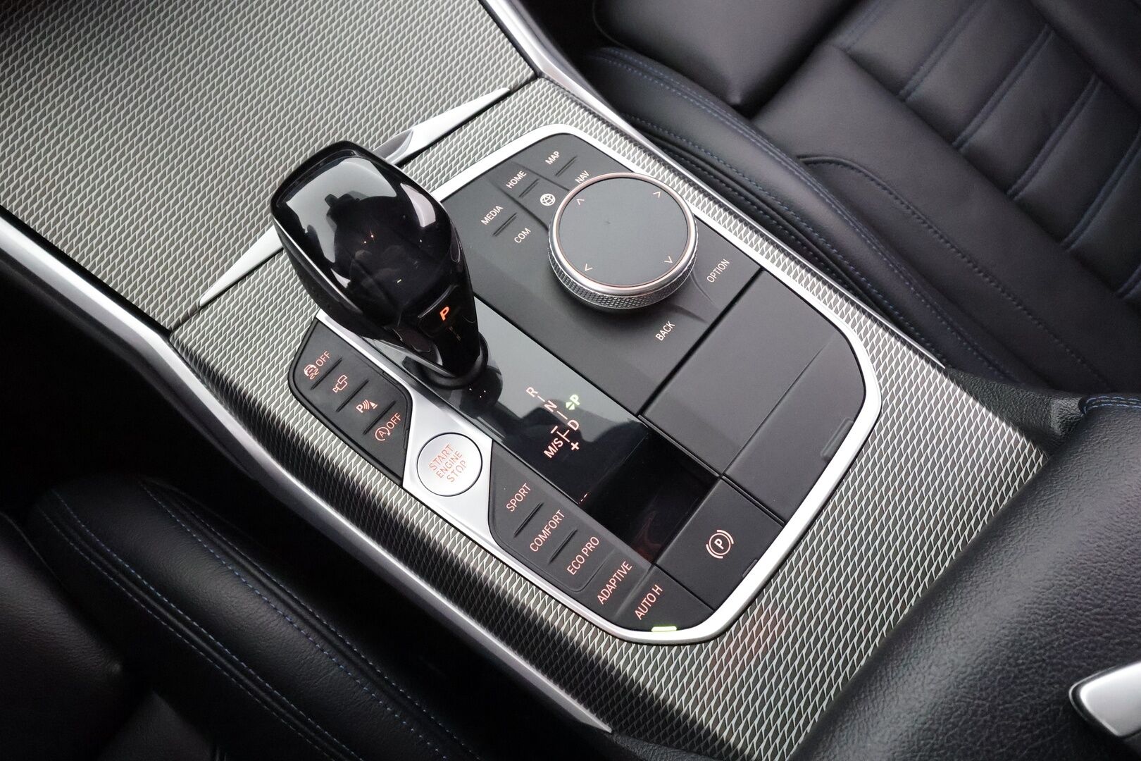 BMW 320 2020 G20 Sedan 320d A xDrive Launch Edition M Sport * ACC / HUD / Laser Light / 360° / Webasto / H&K / Koukku / Muistipenkki * - Adaptiivinen M Sport alusta / Display Key / Sporttinahat / Suomi-auto / Kahdet renkaat aluvanteilla / Supervarusteet